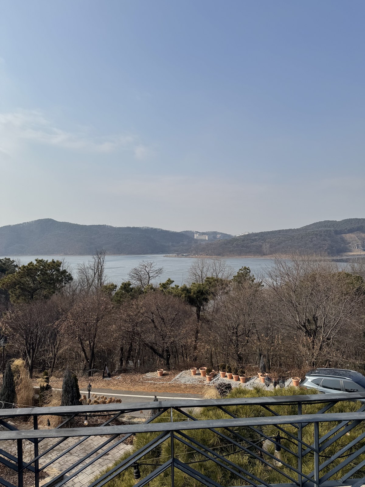 통유리 너머로 보이는 기흥호수와 겨울 산