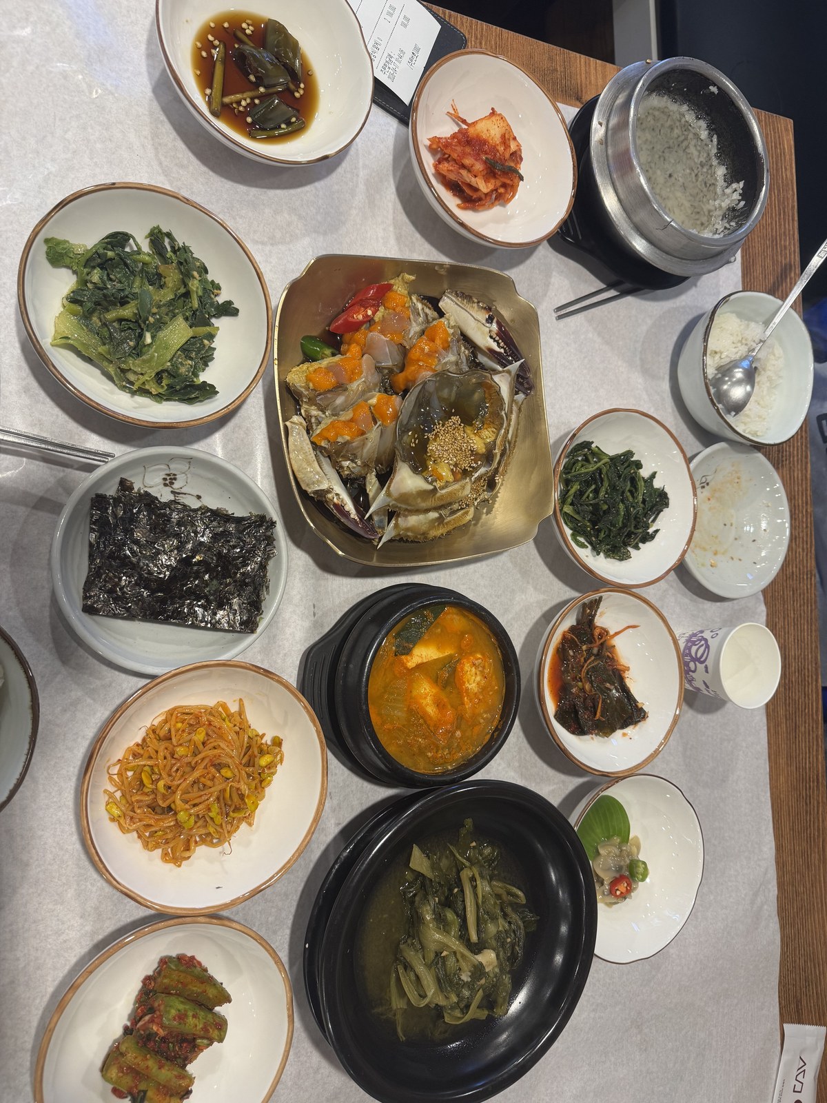 간장게장을 가운데 두고 청국장과 나물 종지가 둘러 놓인 이천 쌀밥 한 상