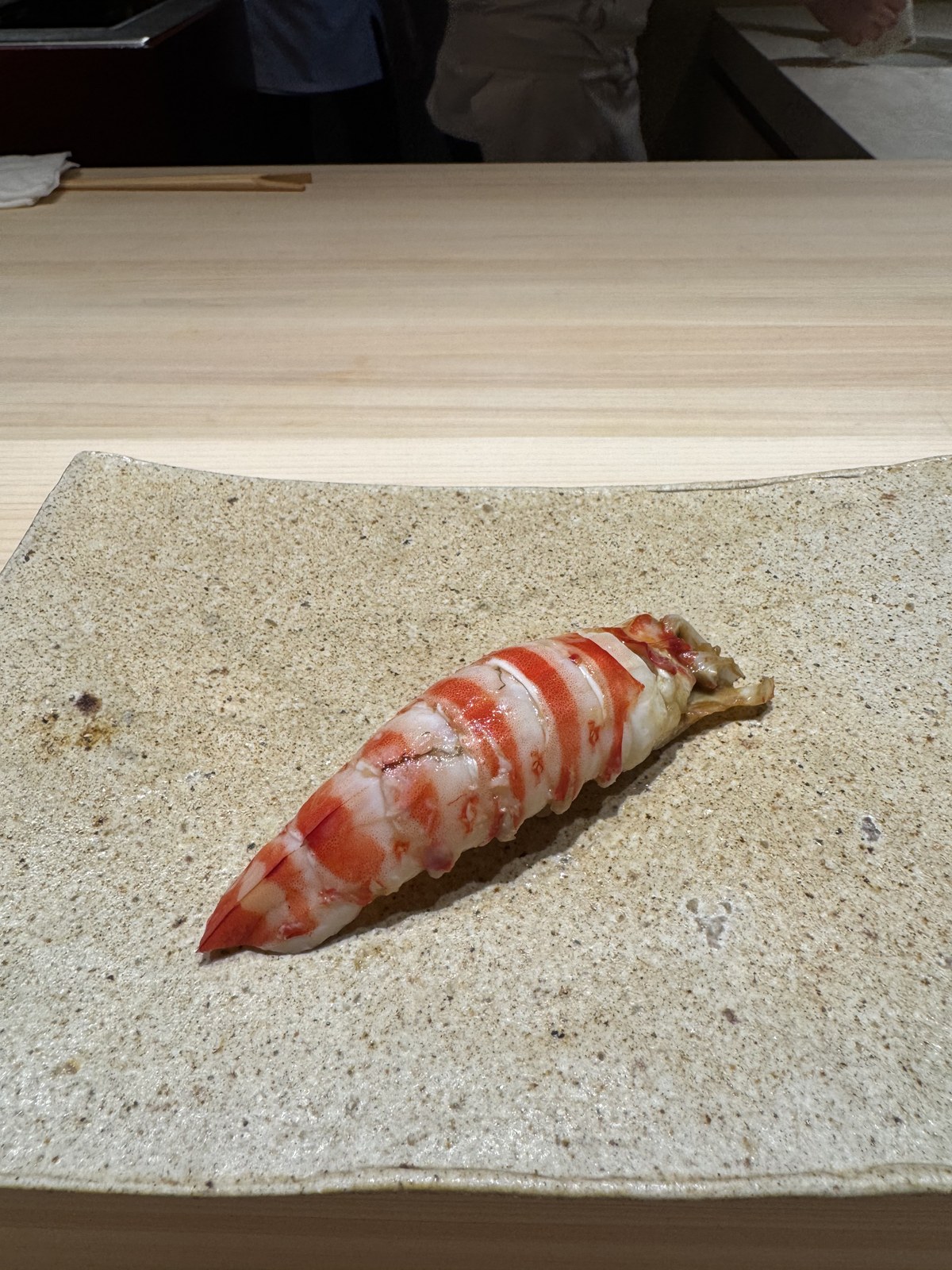 껍질을 익힌 보리새우 한 마리가 통째로 올라간 초밥