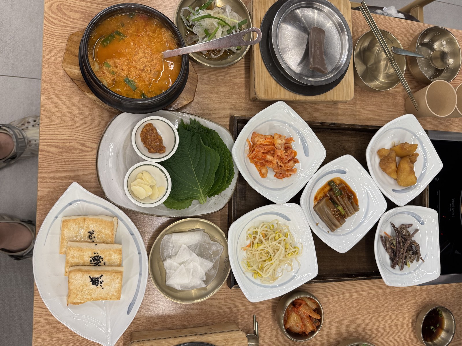 반찬 다섯 접시와 두부구이, 쌈이 차려진 상