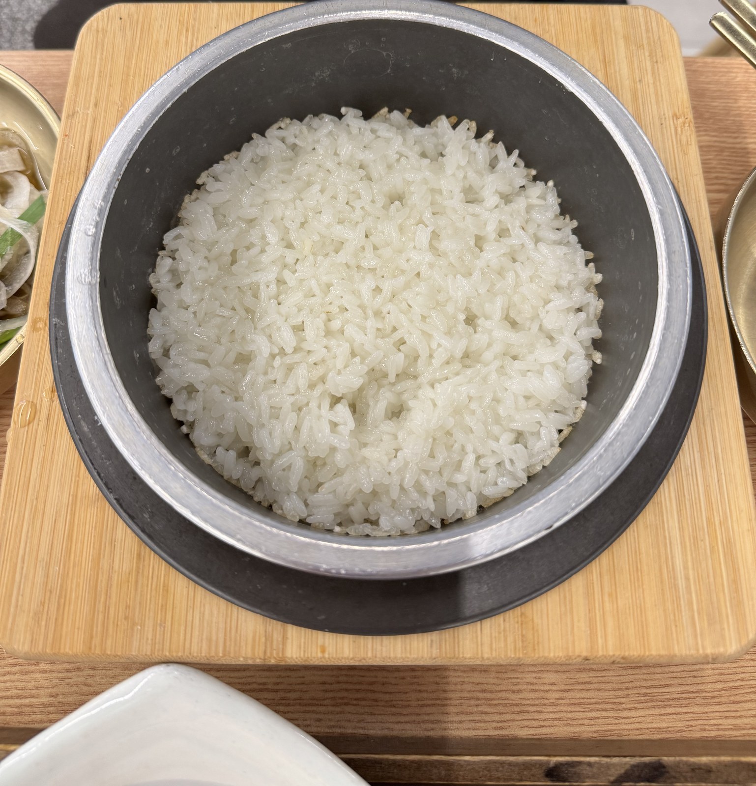 나무 받침에 올려 나온 1인 솥밥