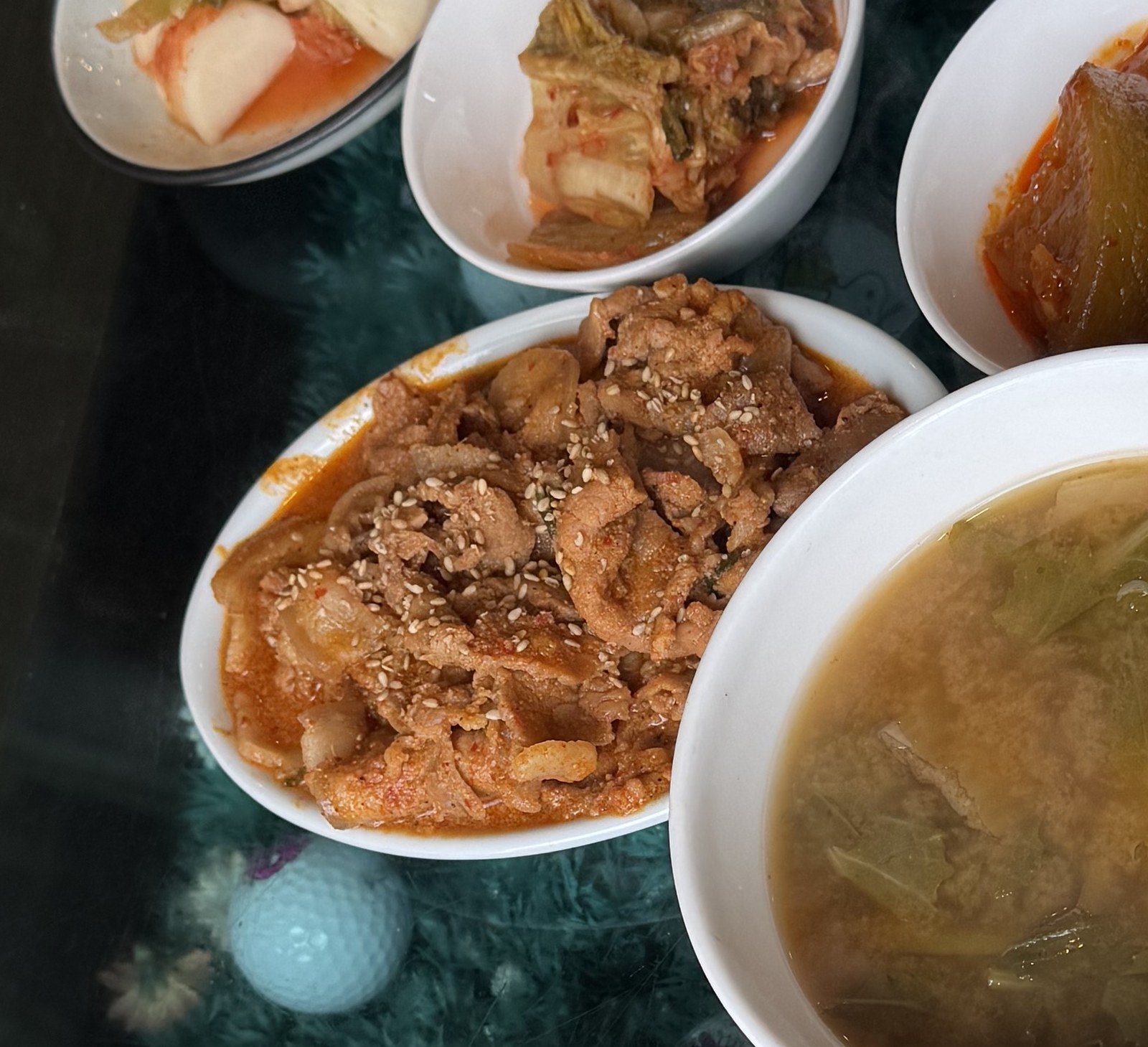 고추장 양념에 볶은 제육볶음이 접시에 담긴 모습