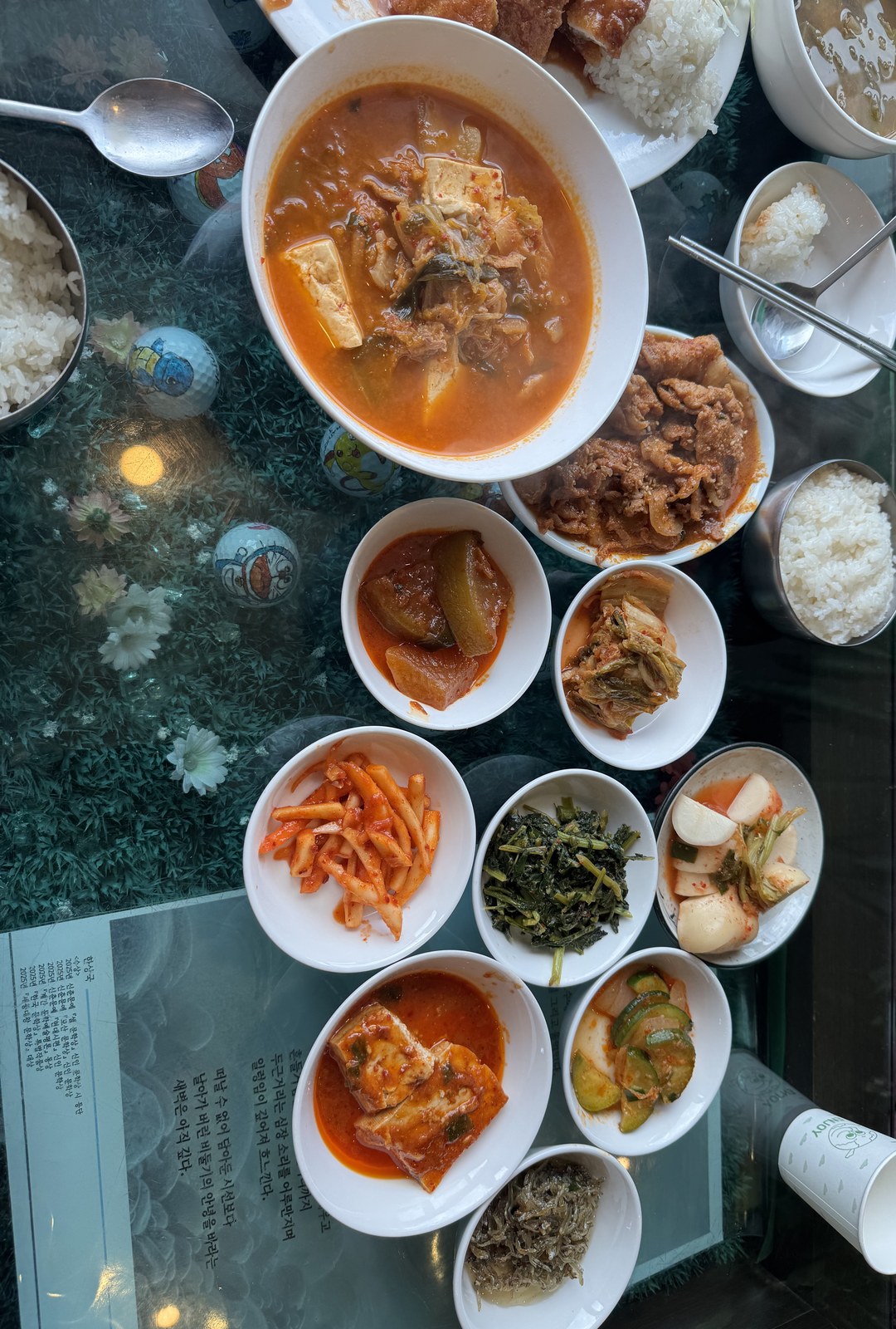두부와 김치가 큼직하게 들어간 김치찌개 한 대접
