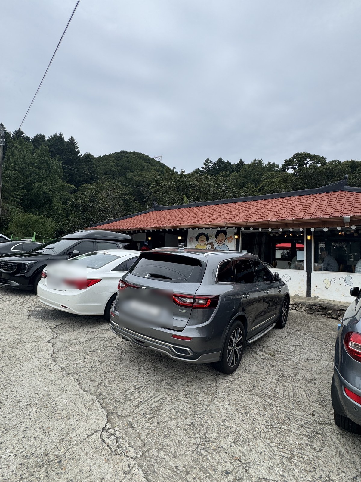 배꼽시계 주차장 — 매장 앞 마당