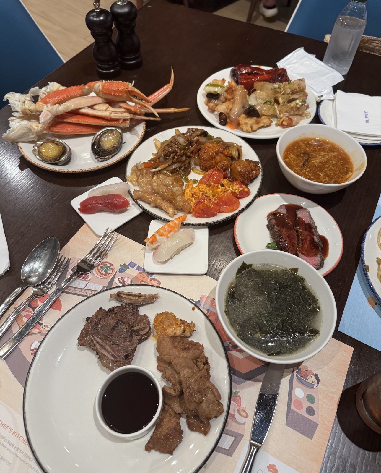대게와 전복, 중식과 초밥을 한 상에 벌여놓은 테이블