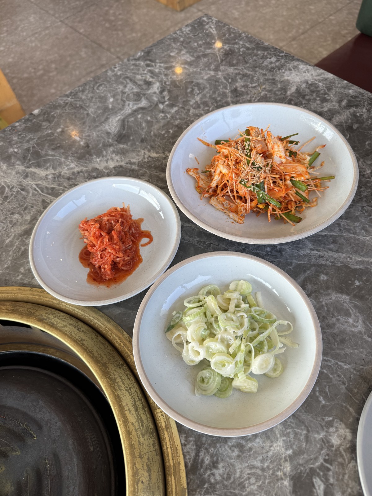 철마숙성한우 반찬 — 겉절이와 무생채, 파채