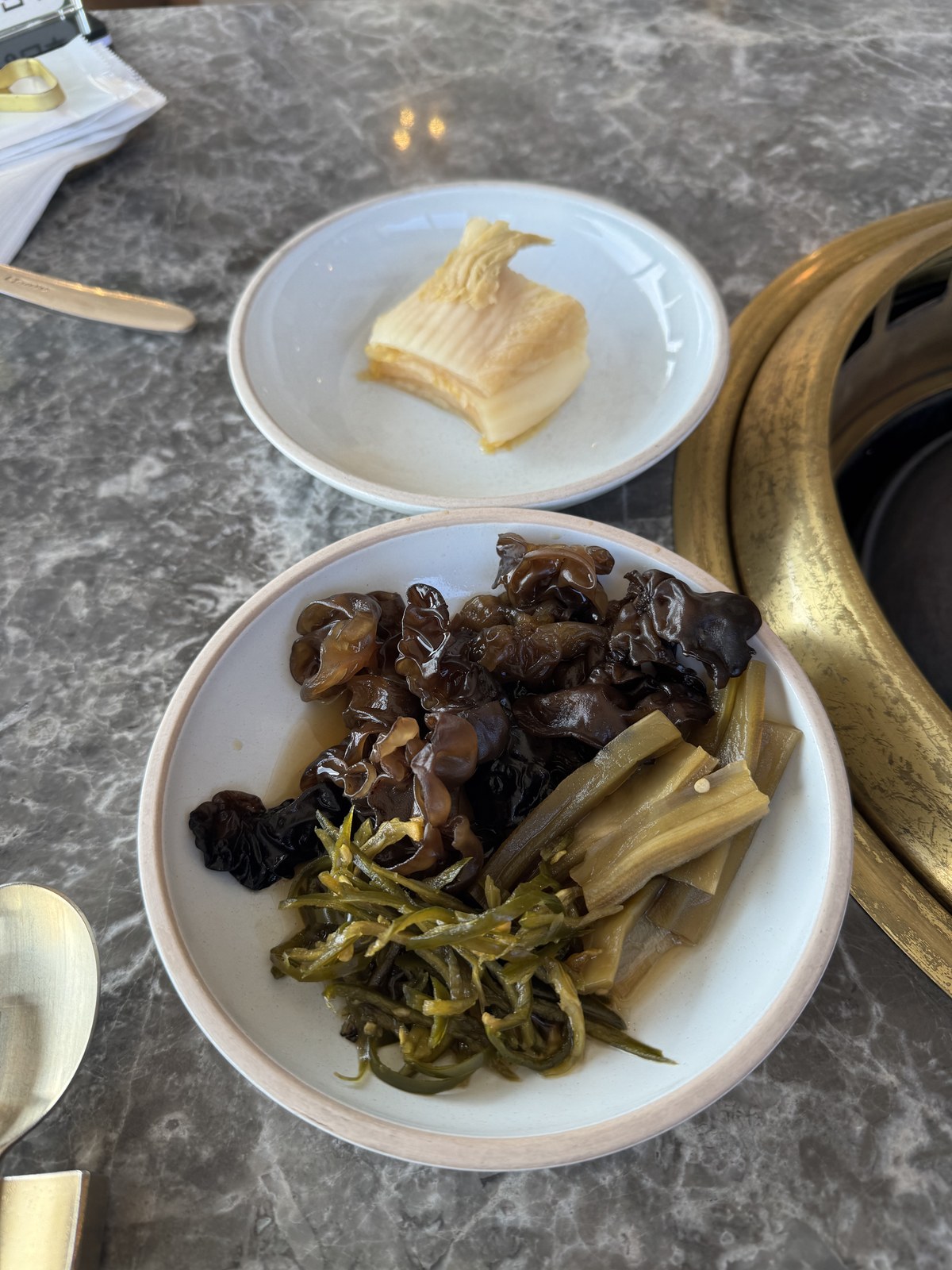 철마숙성한우 곁들임 반찬 — 고기에 곁들이는 장아찌류