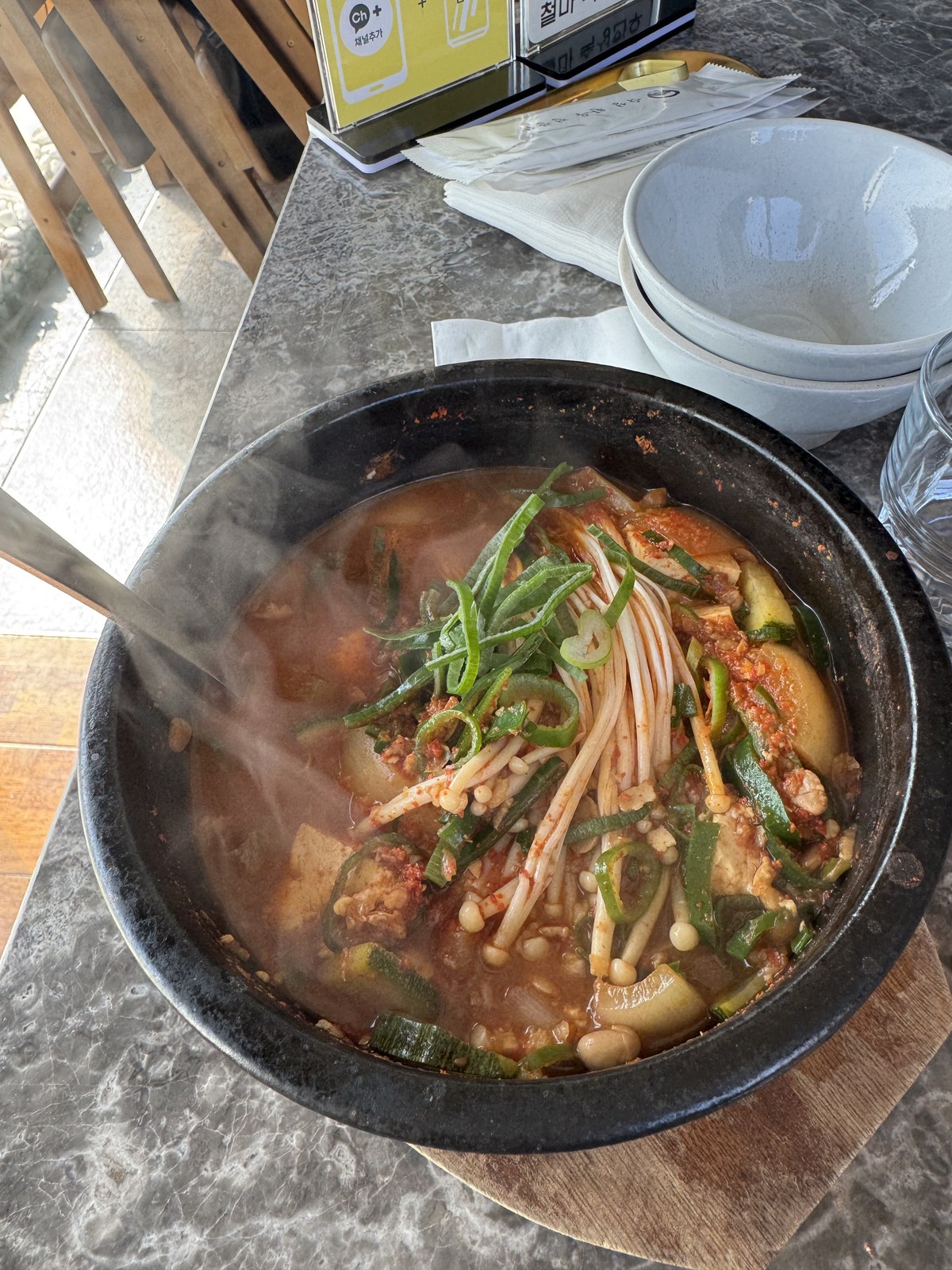 철마숙성한우 된장찌개 — 건더기가 푸짐하다