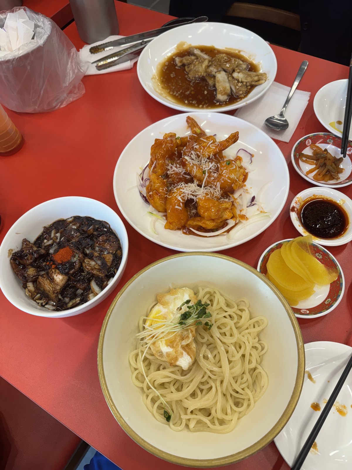 탕수육과 칠리중새우, 간짜장을 한 상에 펼친 모습