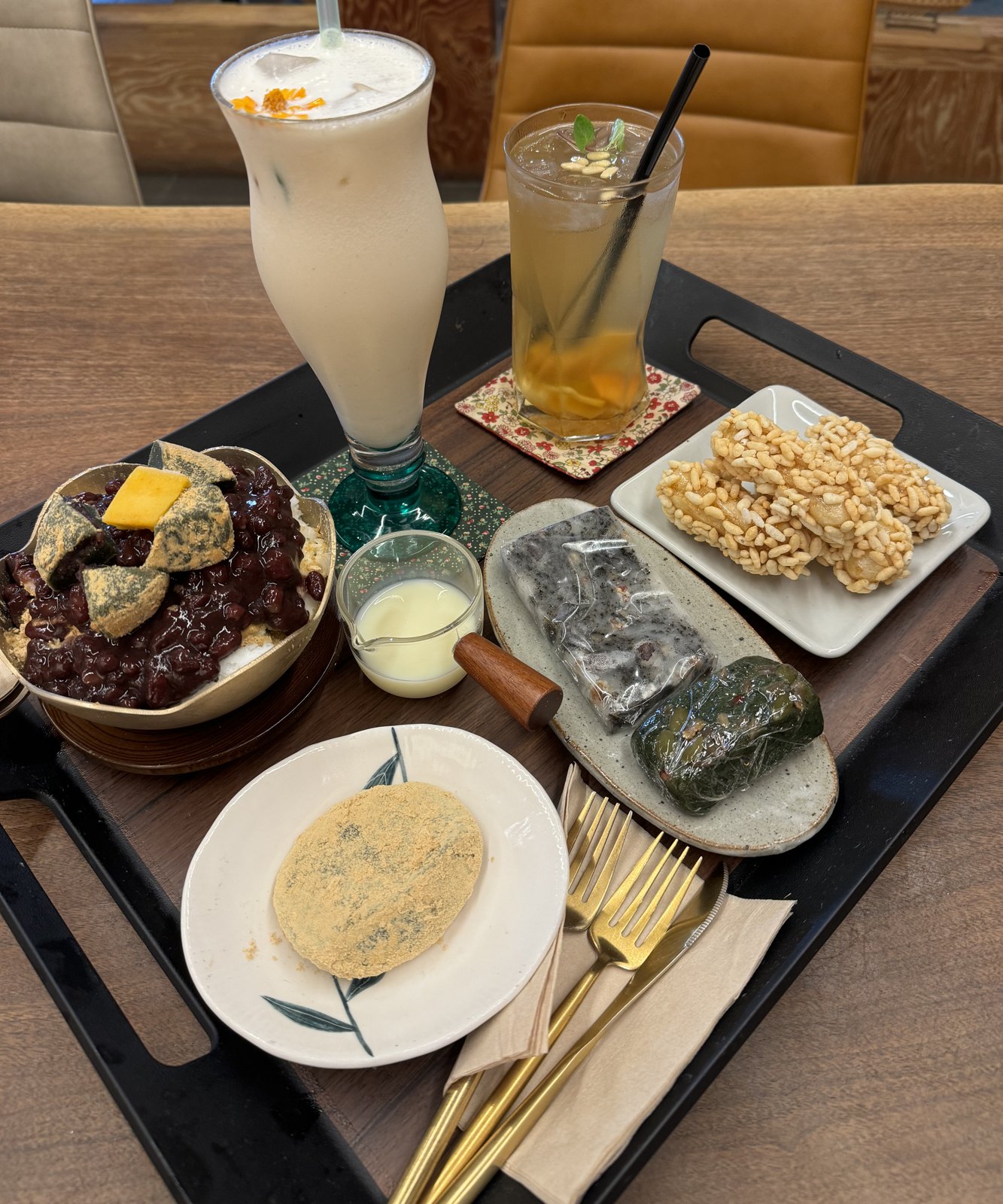 팥빙수와 인삼쉐이크, 떡과 유과가 함께 놓인 쟁반