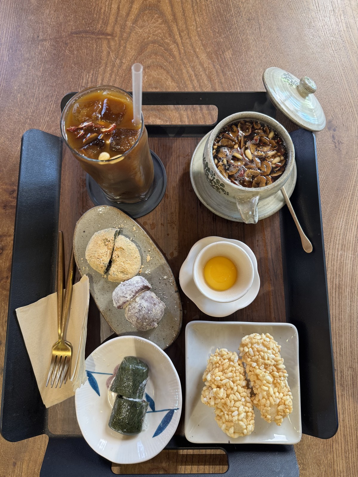 다유산방 다과상 — 아이스대추차와 쌍화차, 따로 시킨 떡과 곁들여 나온 유과