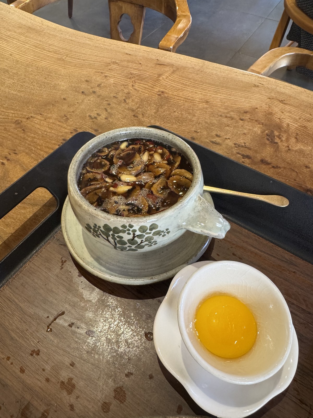 쌍화차가 담긴 그릇과 옆에 따로 나온 계란 노른자