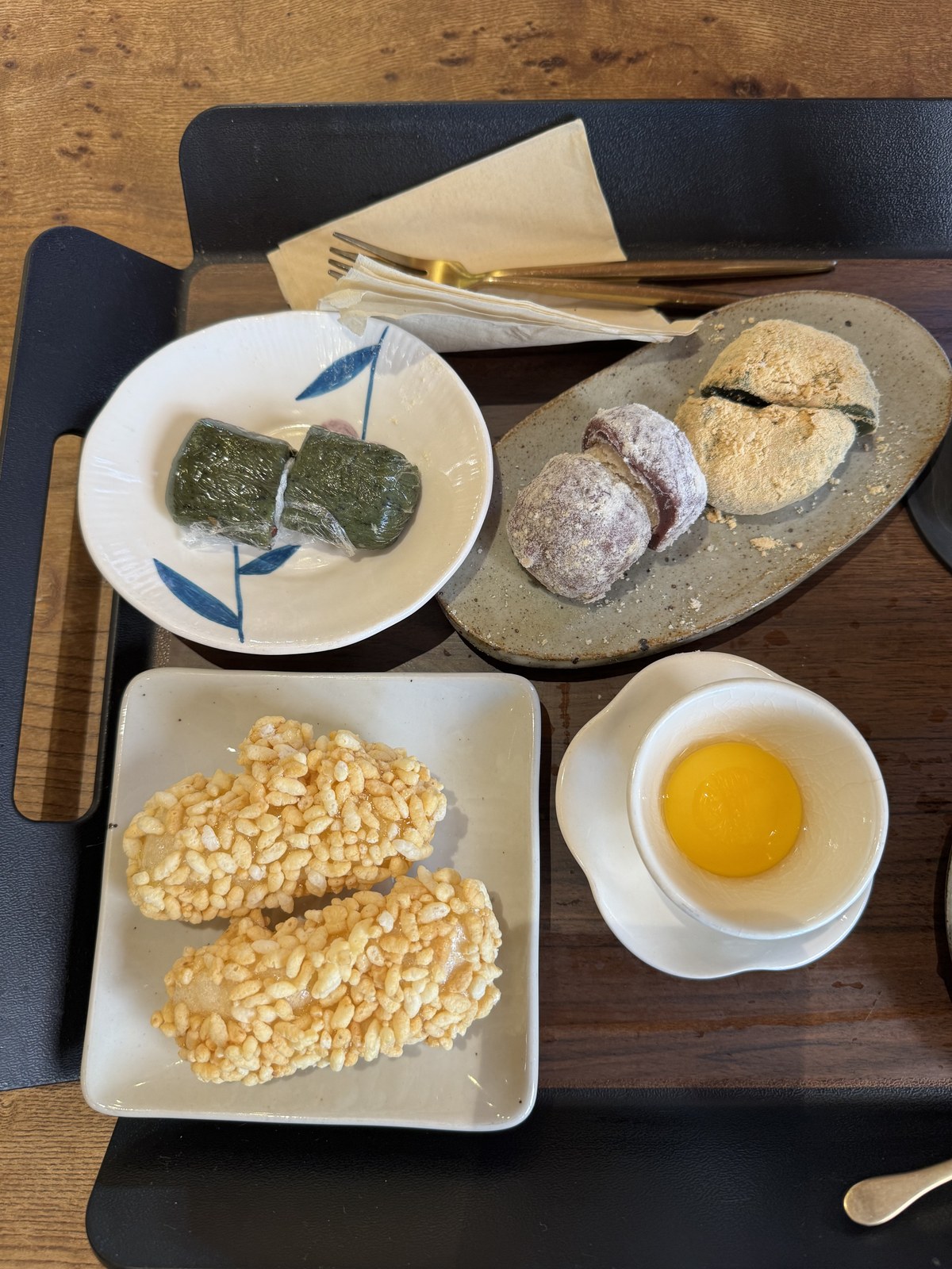 쑥떡과 앙금떡, 찹쌀유과가 담긴 접시들