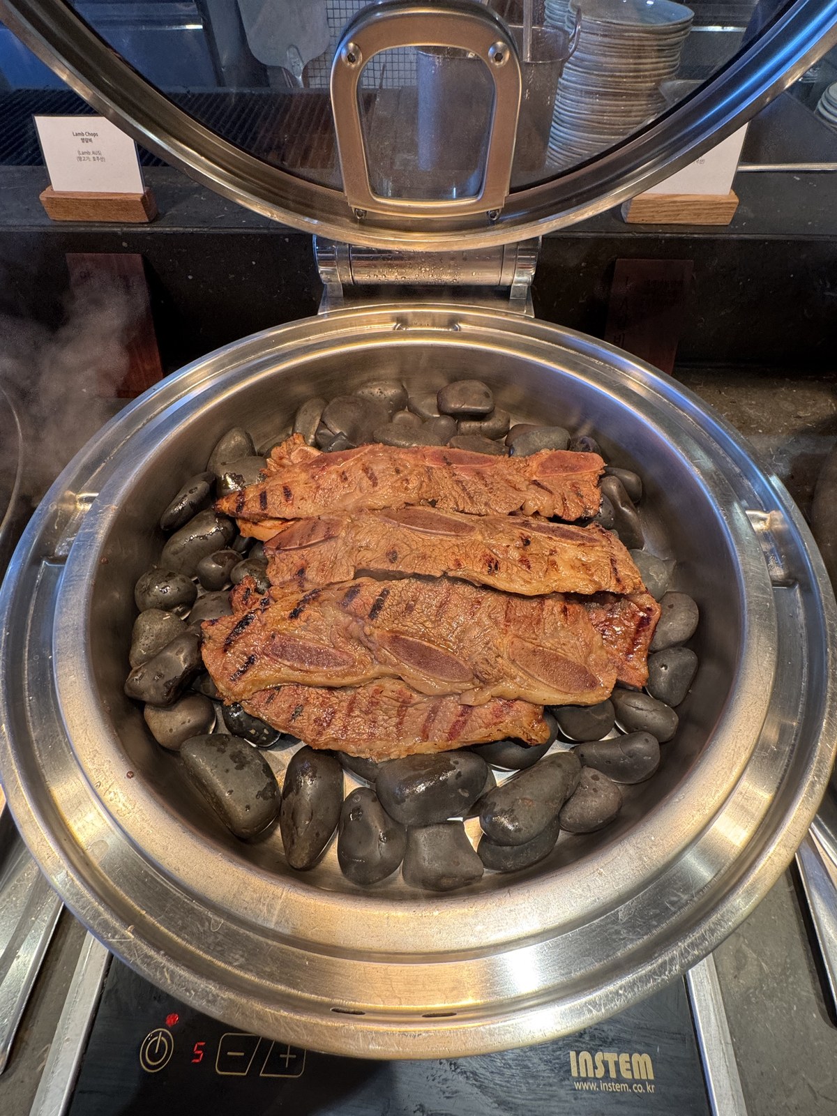 데메테르 LA갈비 — 돌 위에서 굽는 중
