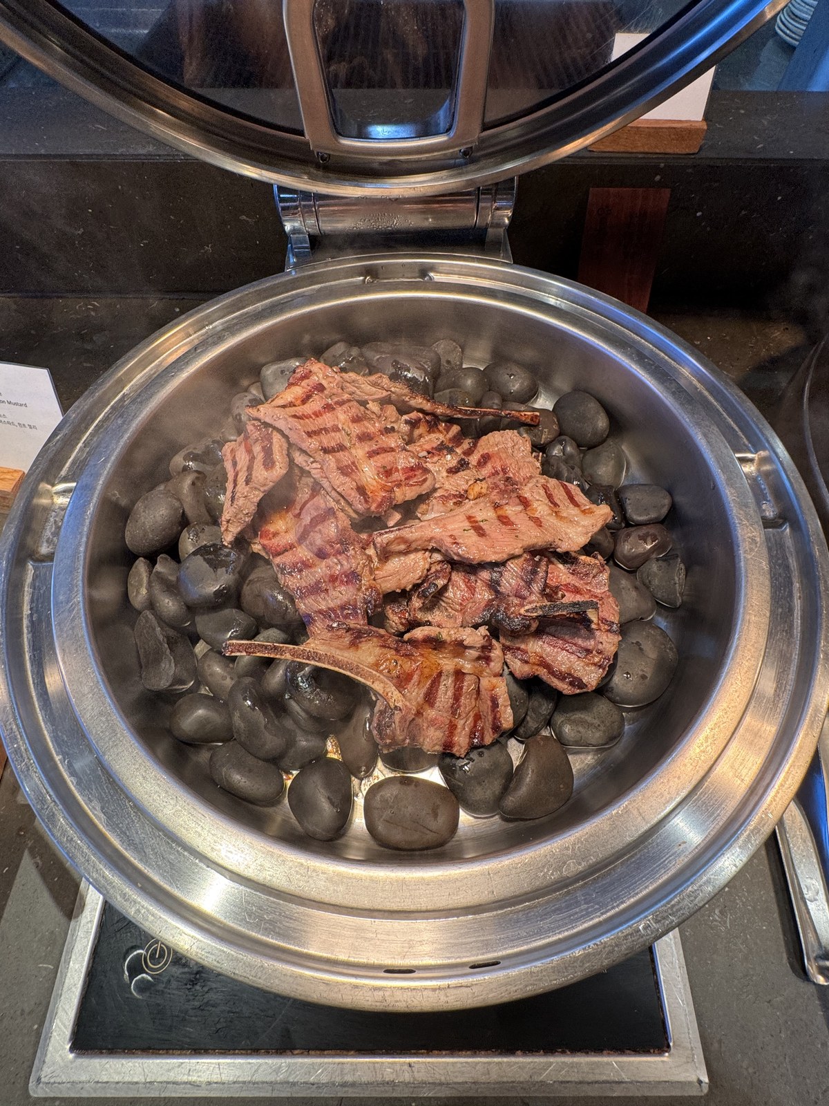 데메테르 양갈비 — 뼈가 붙은 채로 구워지는 중