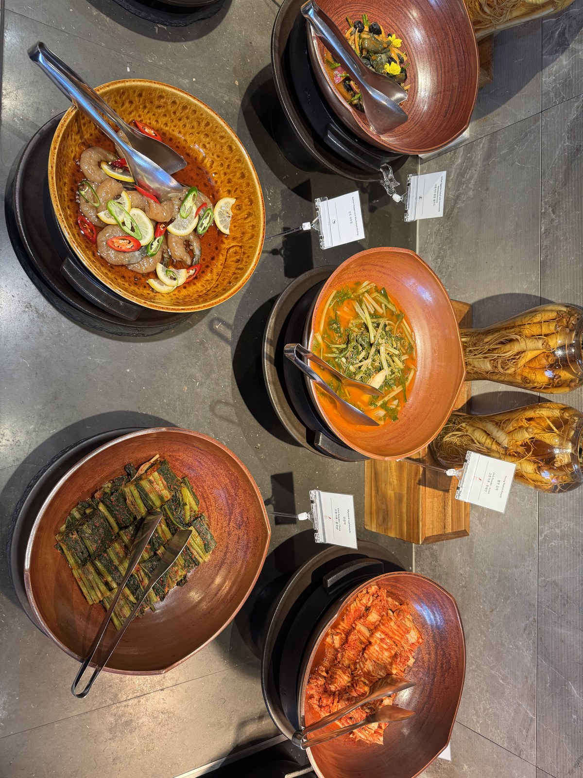 데메테르 한식 코너 — 뚝배기 국물 요리와 나물