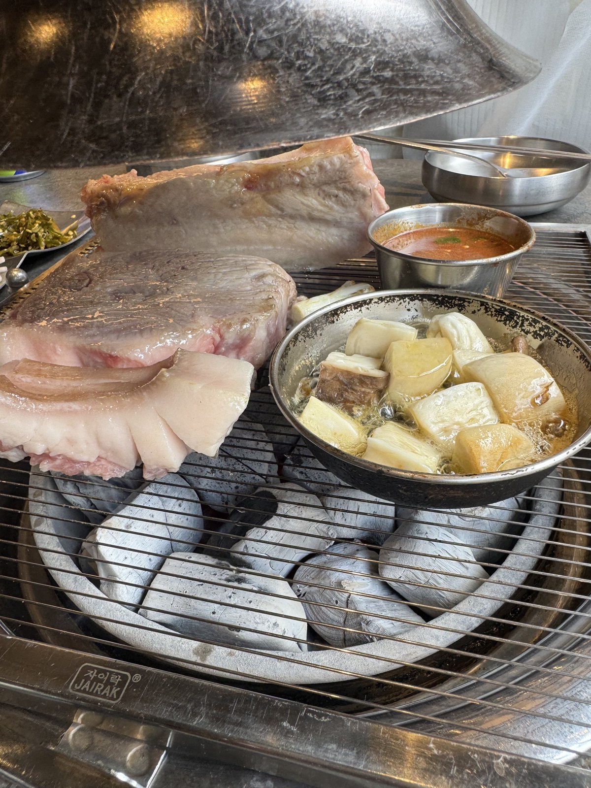 돈멜 보정직영점 테이블에 숯불이 올라온다