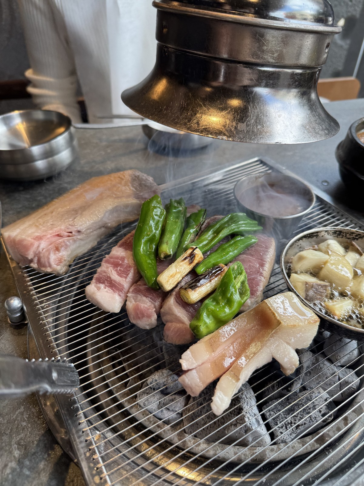 돈멜 보정직영점 직원분이 고기를 구워 주신다