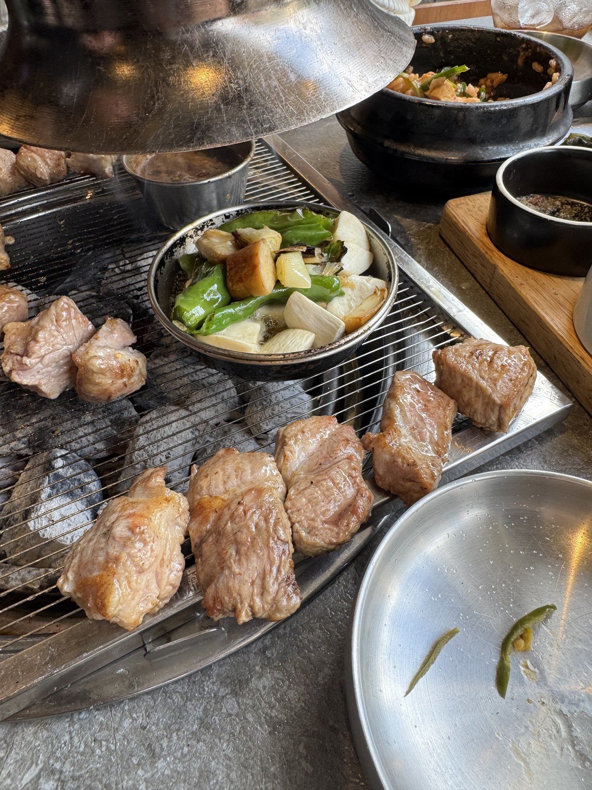 돈멜 보정직영점 구워서 잘라 낸 고기