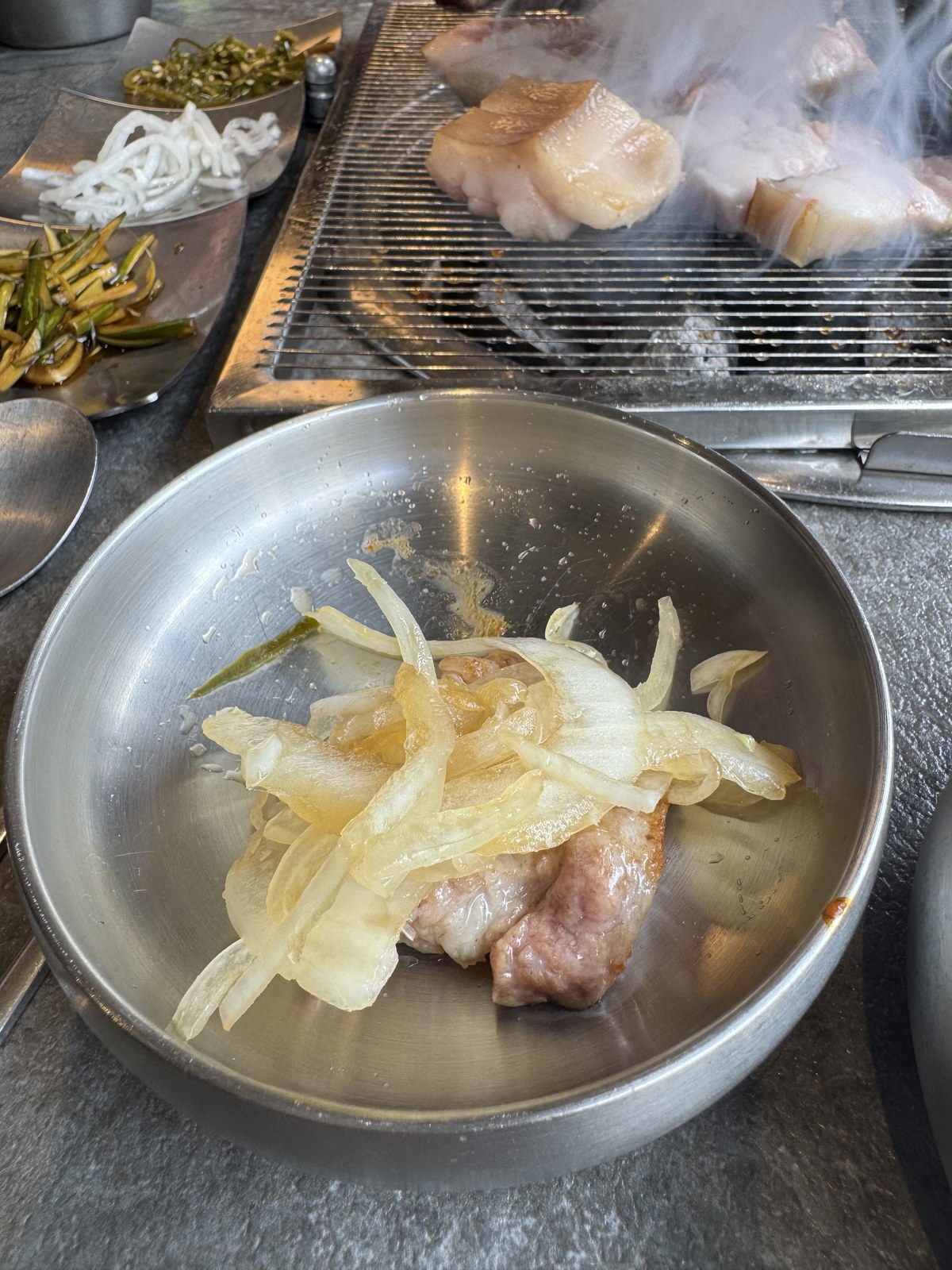 돈멜 보정직영점 절인 양파를 올린 앞접시
