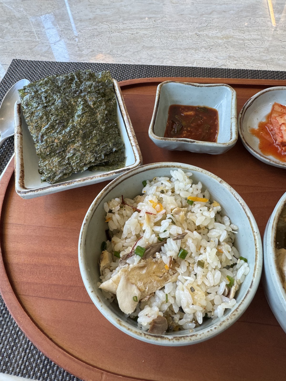 한정원 고등어솥밥 한 상 — 김과 밑반찬, 꽃게된장찌개가 함께 나온다