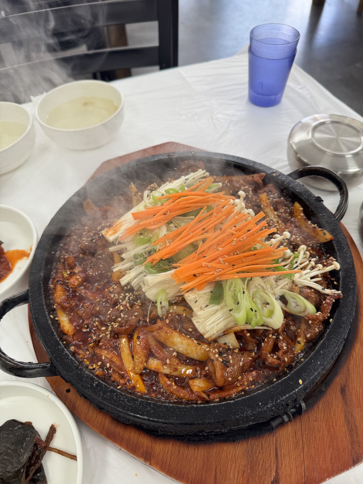 효제 돌판 제육볶음 — 채 썬 당근과 팽이버섯을 얹은 채 나온다