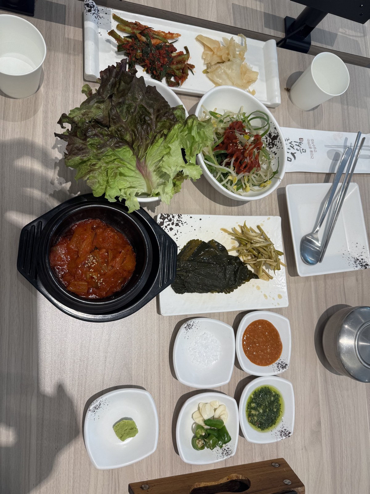 정추화로 고기보다 먼저 차려진 반찬 한 상