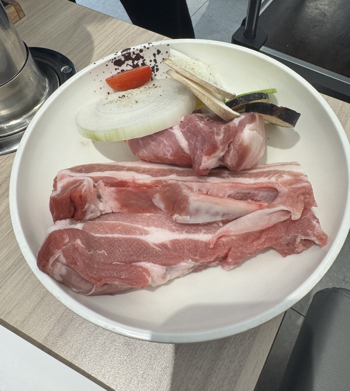 정추화로 생고기 접시 — 삼겹살과 목살