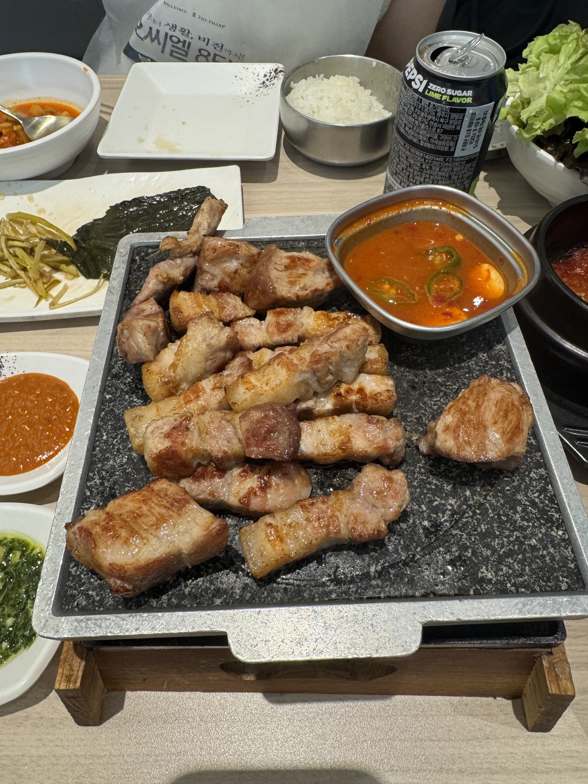 정추화로 큐브로 잘라 돌판에 옮겨둔 고기