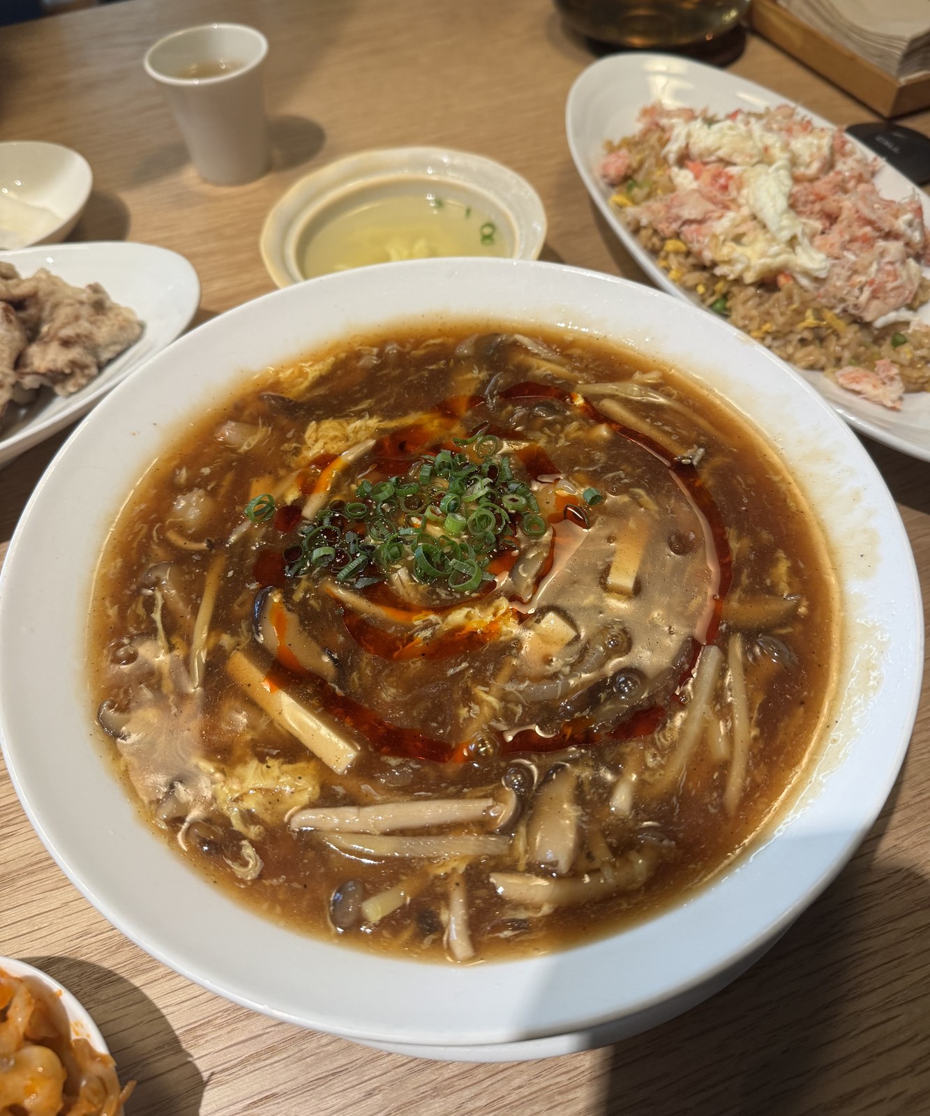 산라탕면 — 걸쭉한 국물에 고추기름을 두른 모습