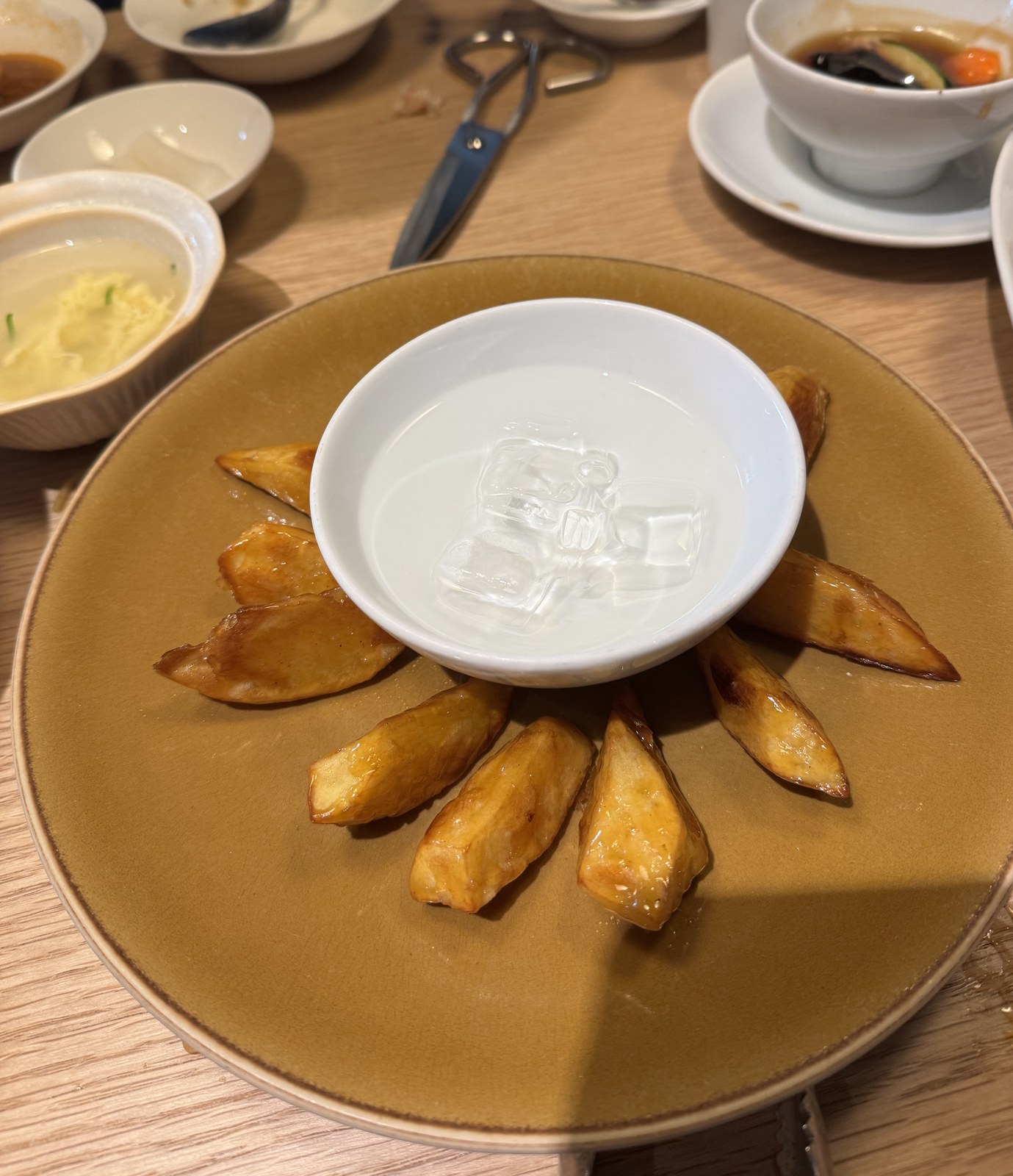 고구마맛탕 — 얼음물 한 그릇을 가운데 두고 담아낸 모습