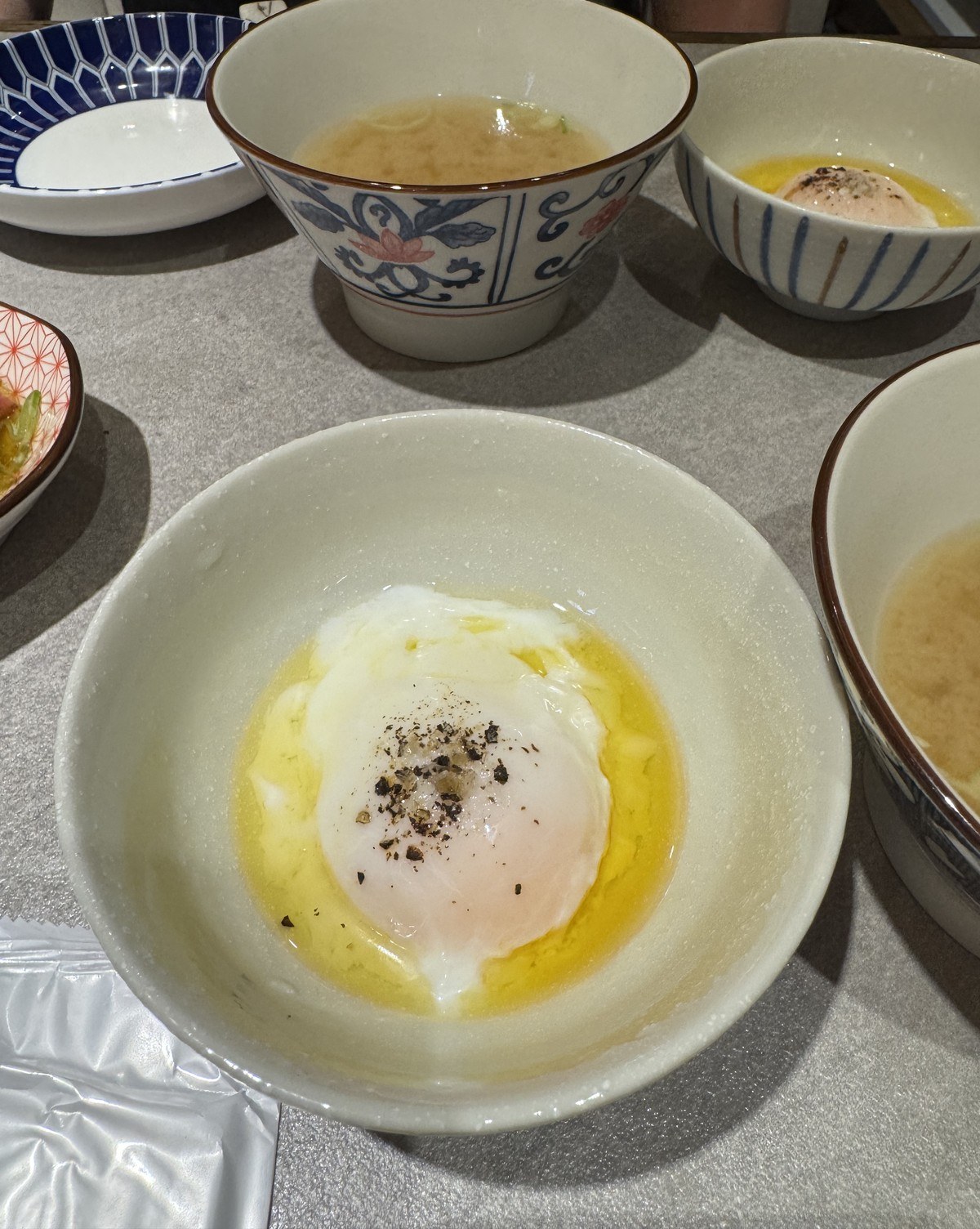 반숙 노른자가 가운데 앉은 수란 한 그릇