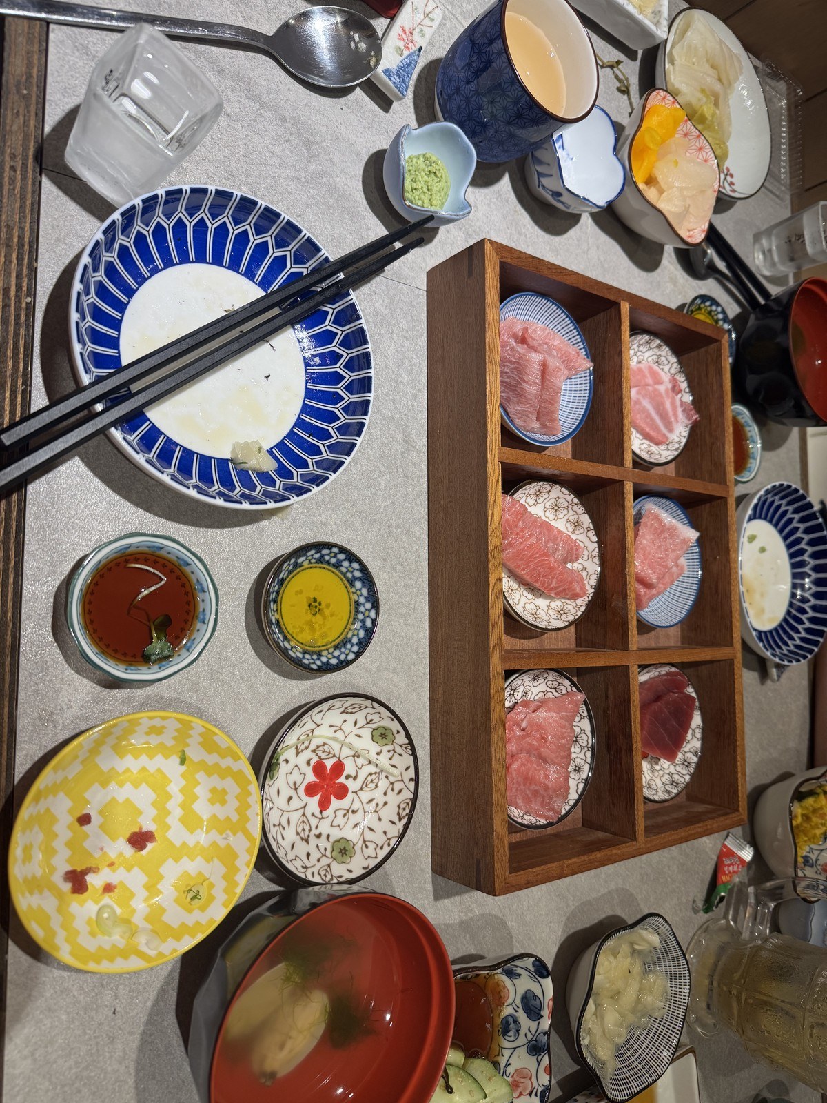 칸마다 부위를 달리 담은 나무 상자를 위에서 내려다본 모습