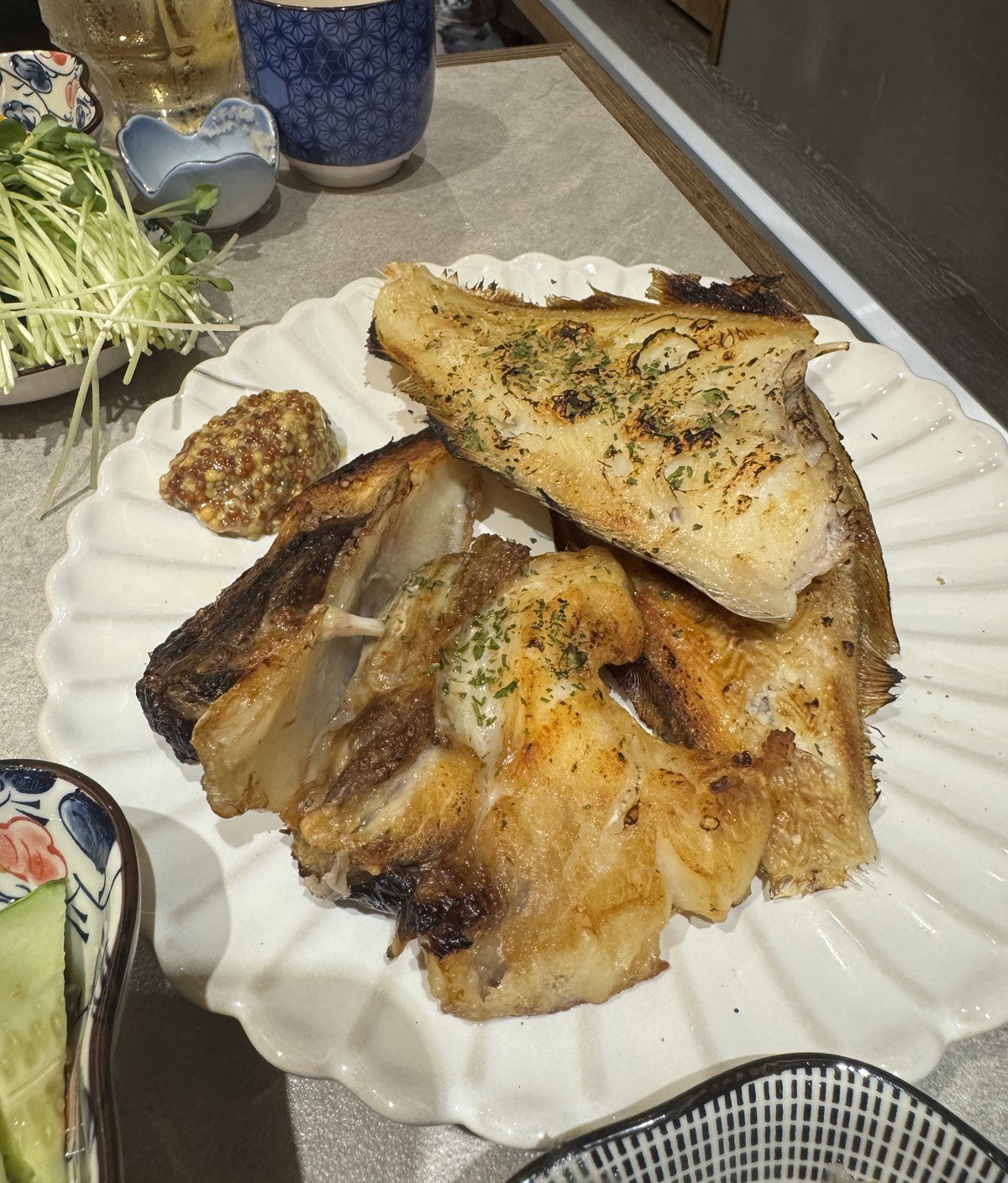 겉을 진하게 구워 접시에 겹겹이 쌓아 낸 구이