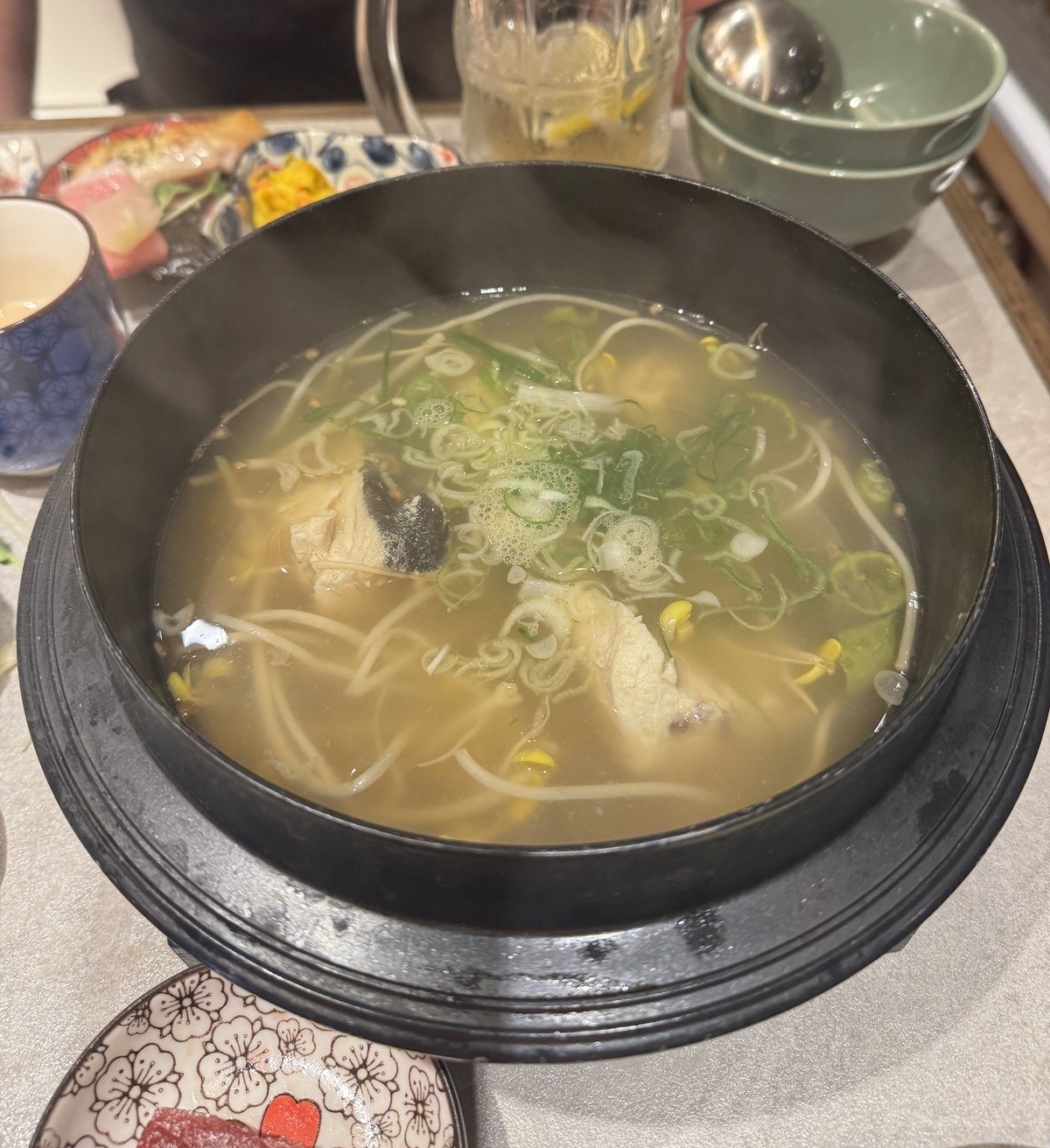 콩나물을 넣고 고춧가루 없이 맑게 끓인 참치 맑은탕