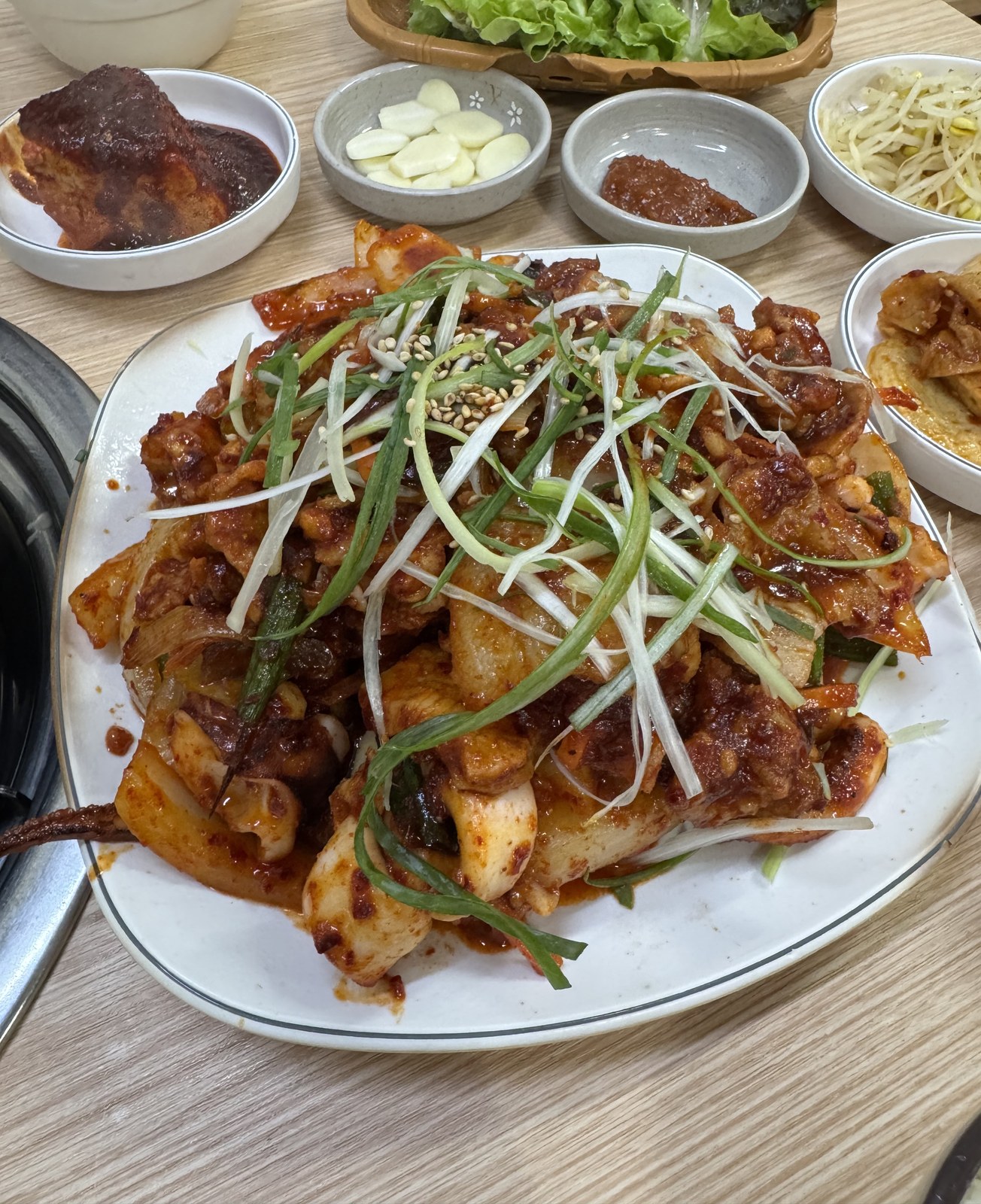 큰손식당 오삼불고기 — 대파채를 한가득 얹어 나온다