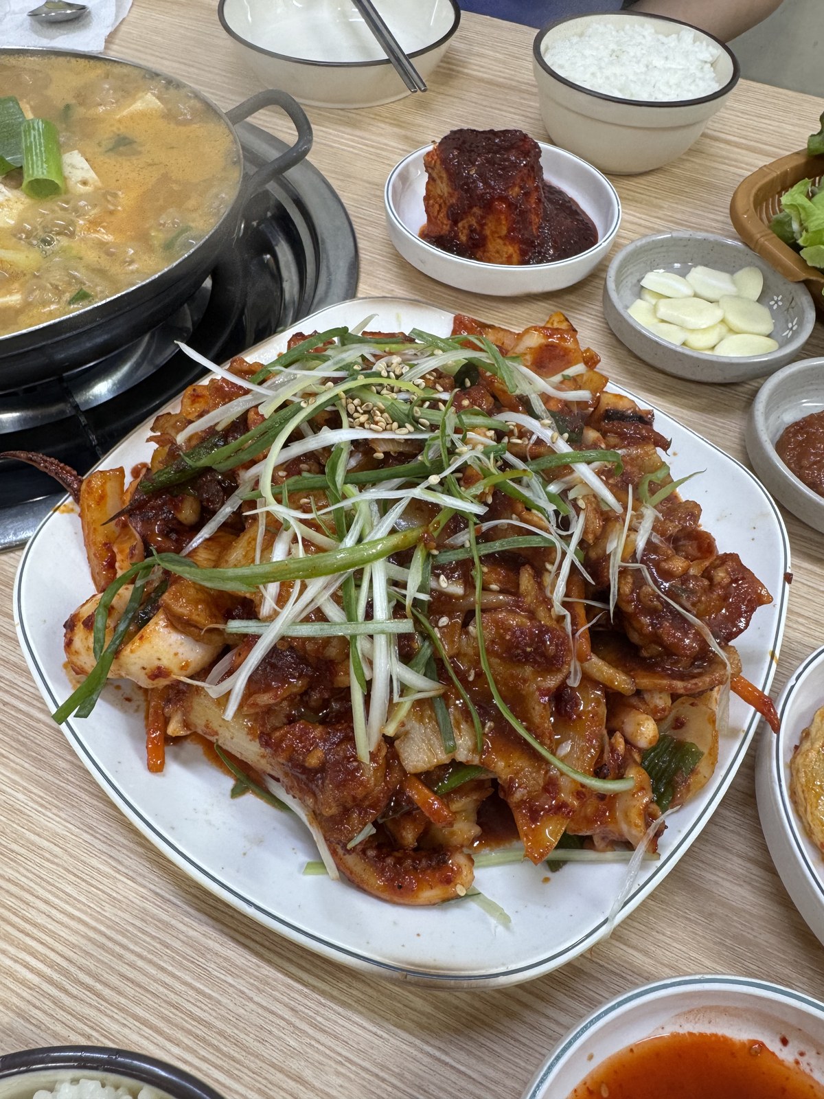 큰손식당 오삼불고기 클로즈업 — 고추 양념에 버무린 오징어와 삼겹살