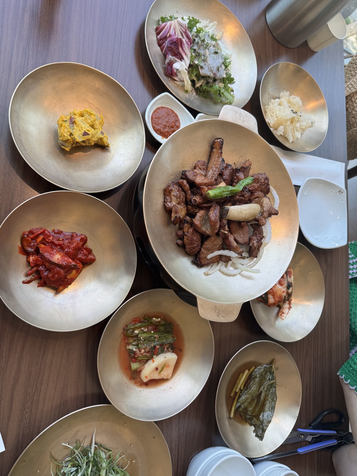 놋그릇에 담긴 반찬 여러 접시와 가운데 놓인 석갈비