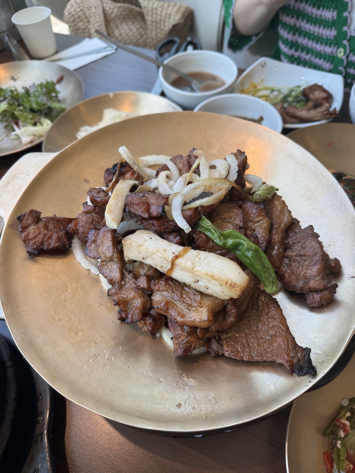 추가로 나온 석갈비 접시, 양파가 수북하게 올라간 모습