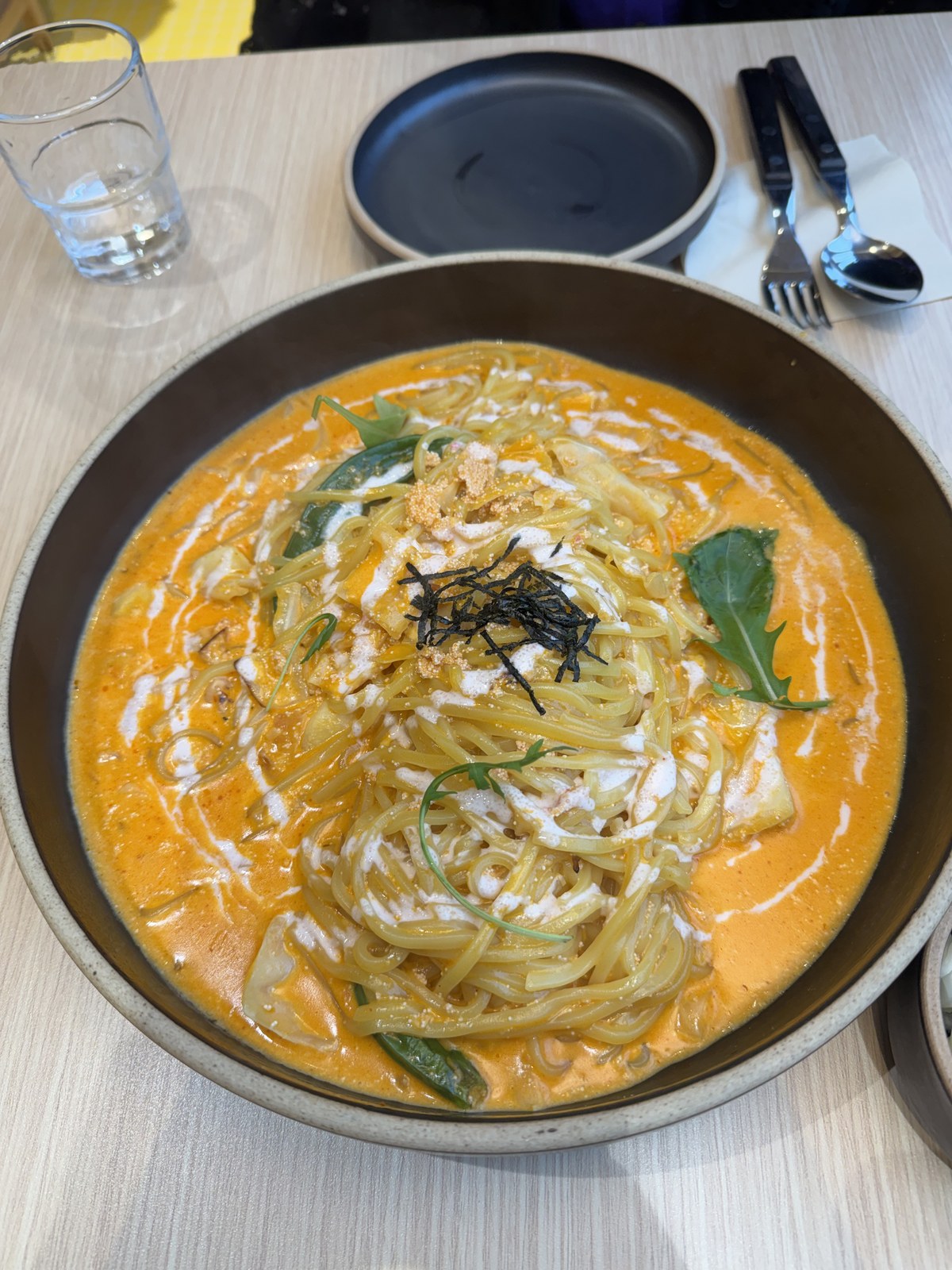 매콤 명란 크림 생면 파스타 — 주황 크림에 김가루가 올라간 접시
