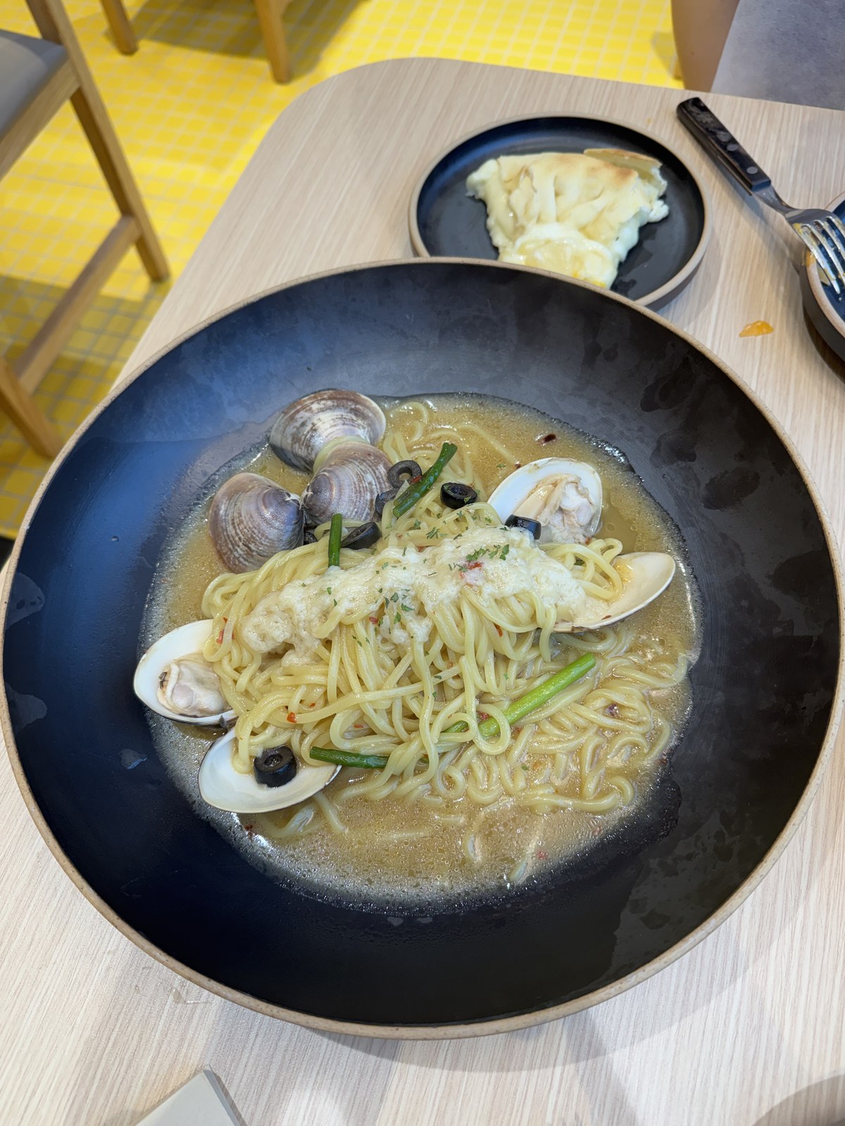 봉골레 파스타 — 큼직한 조개가 올라간 생면 파스타