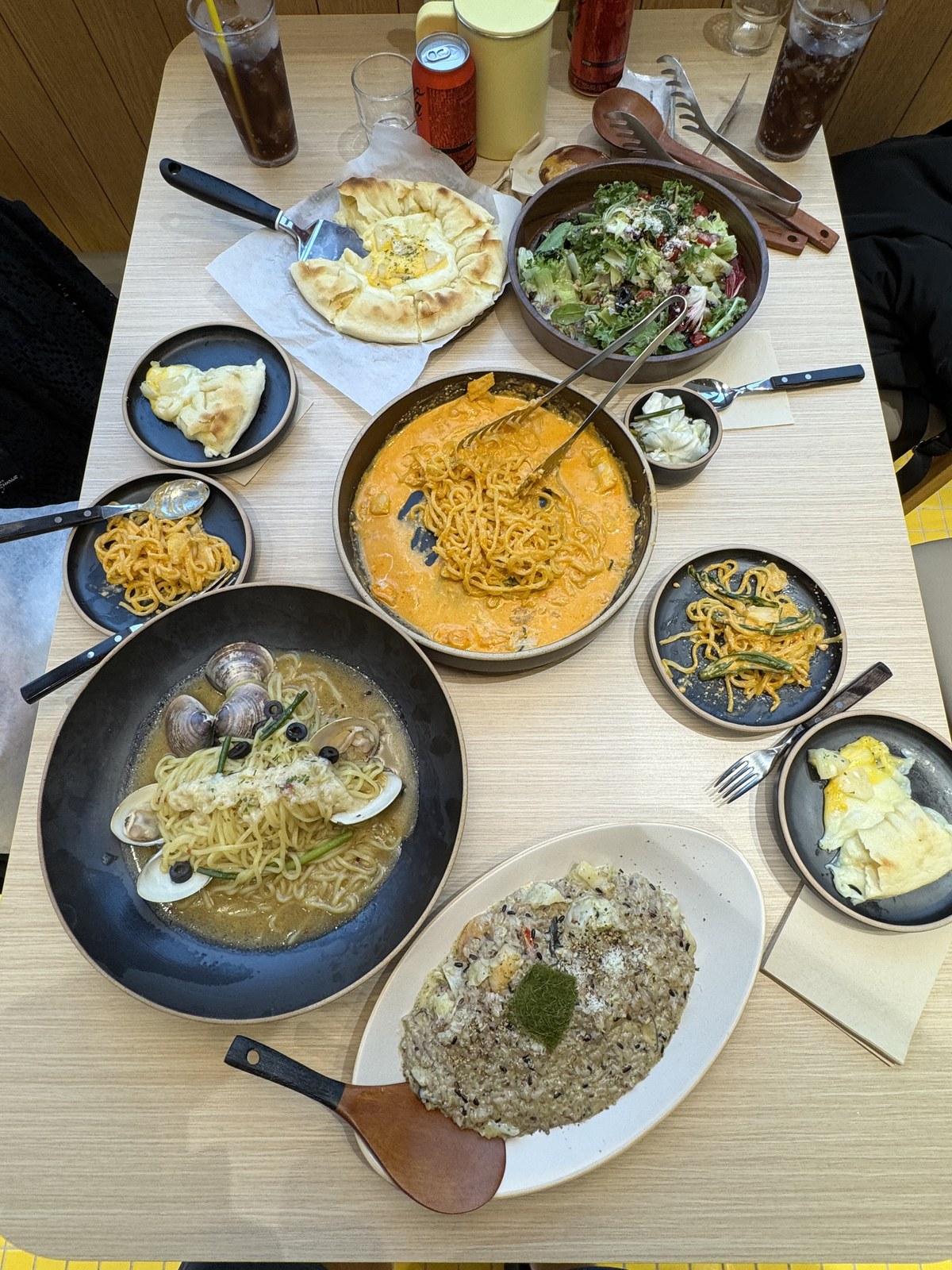 파스타 둘에 피자와 리조또, 샐러드를 벌인 한 상