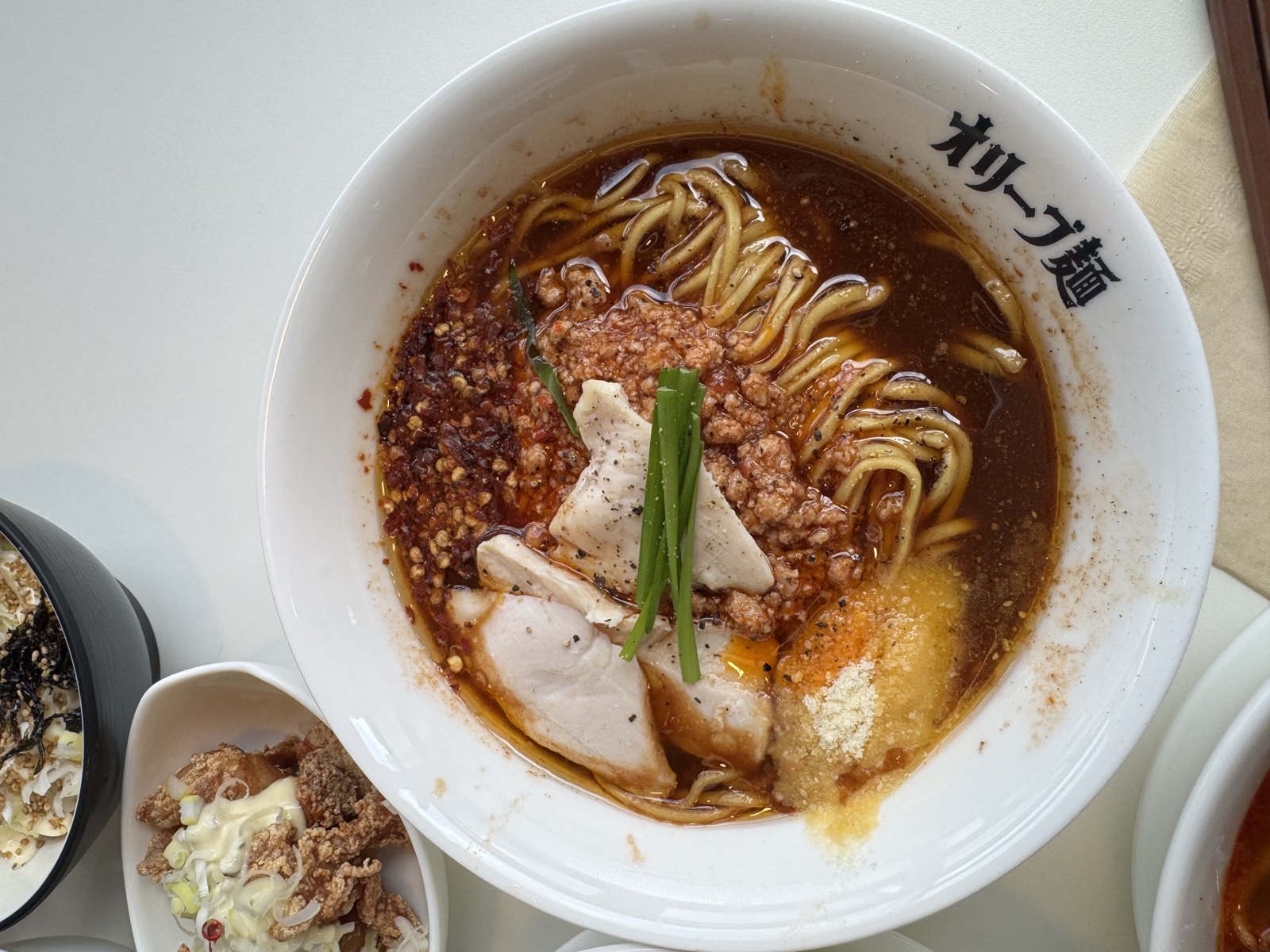 다진 고기를 올린 매운 토마토 라멘