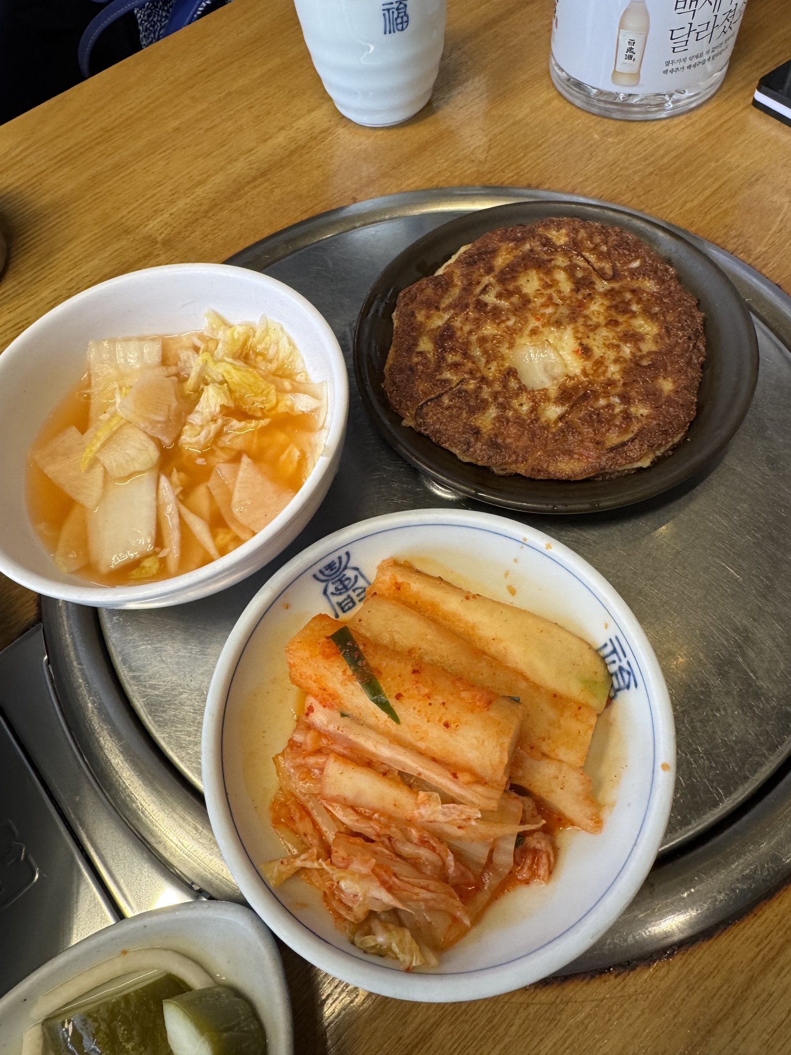 곁들이로 나온 물김치 두 그릇