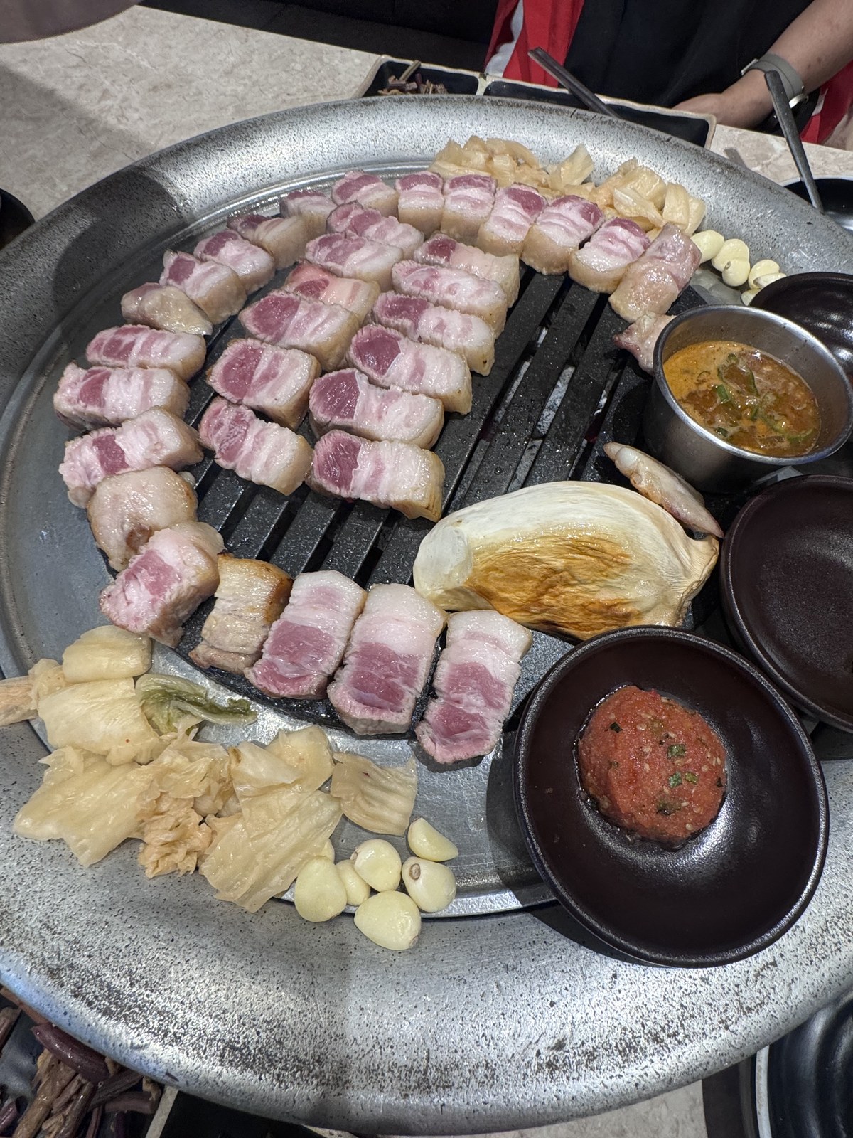 불판 가득 올라간 숙성흑삼겹살