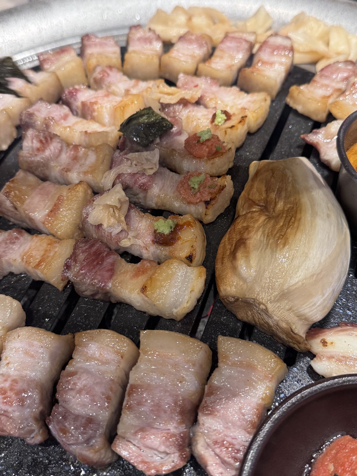 노릇하게 익은 숙성도 숙성흑삼겹살