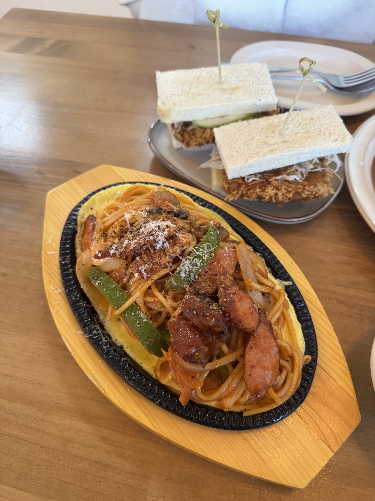 꼬치를 꽂아 잘라 낸 카츠산도