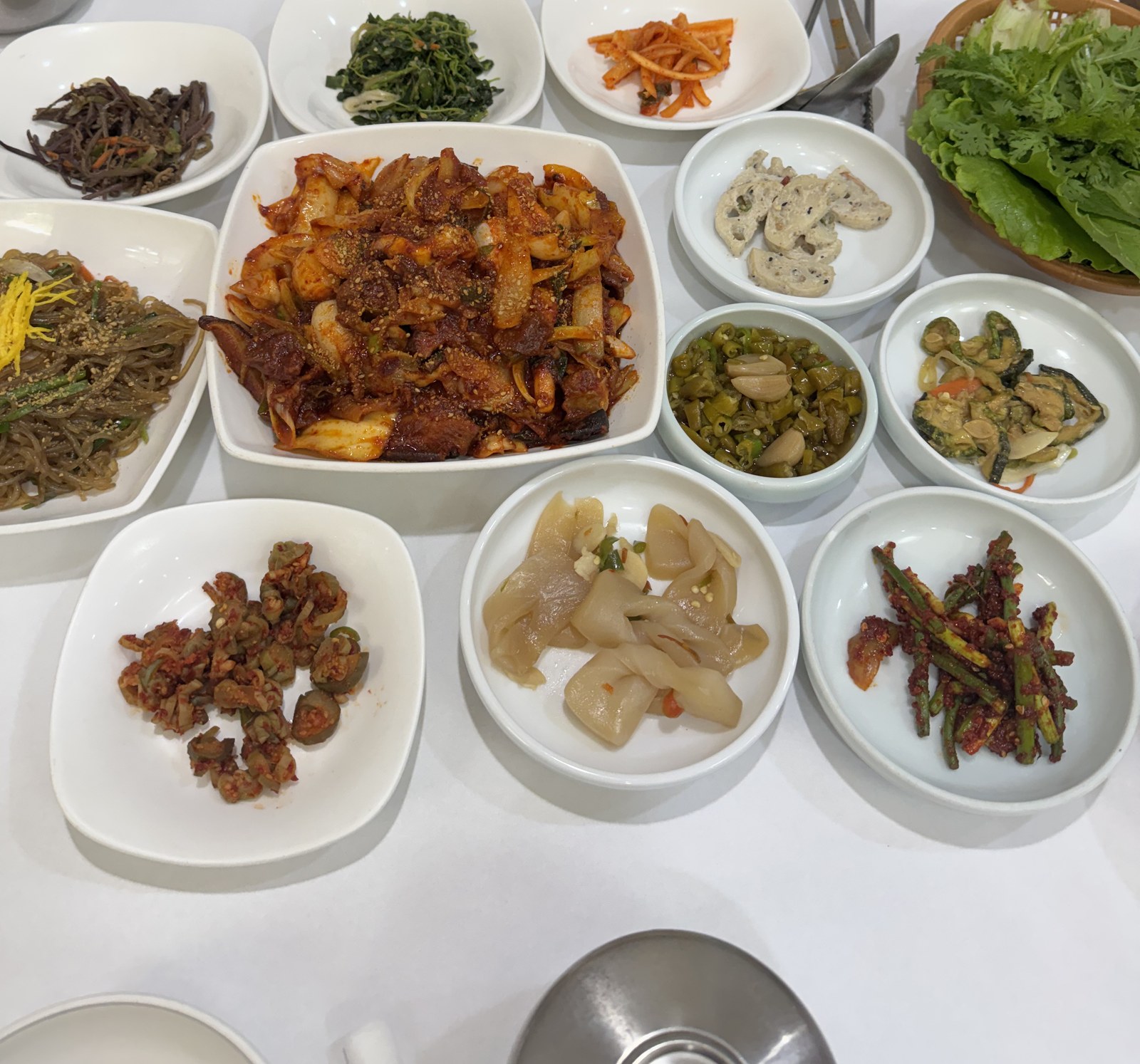 잡채와 나물, 상추가 깔린 반찬 상