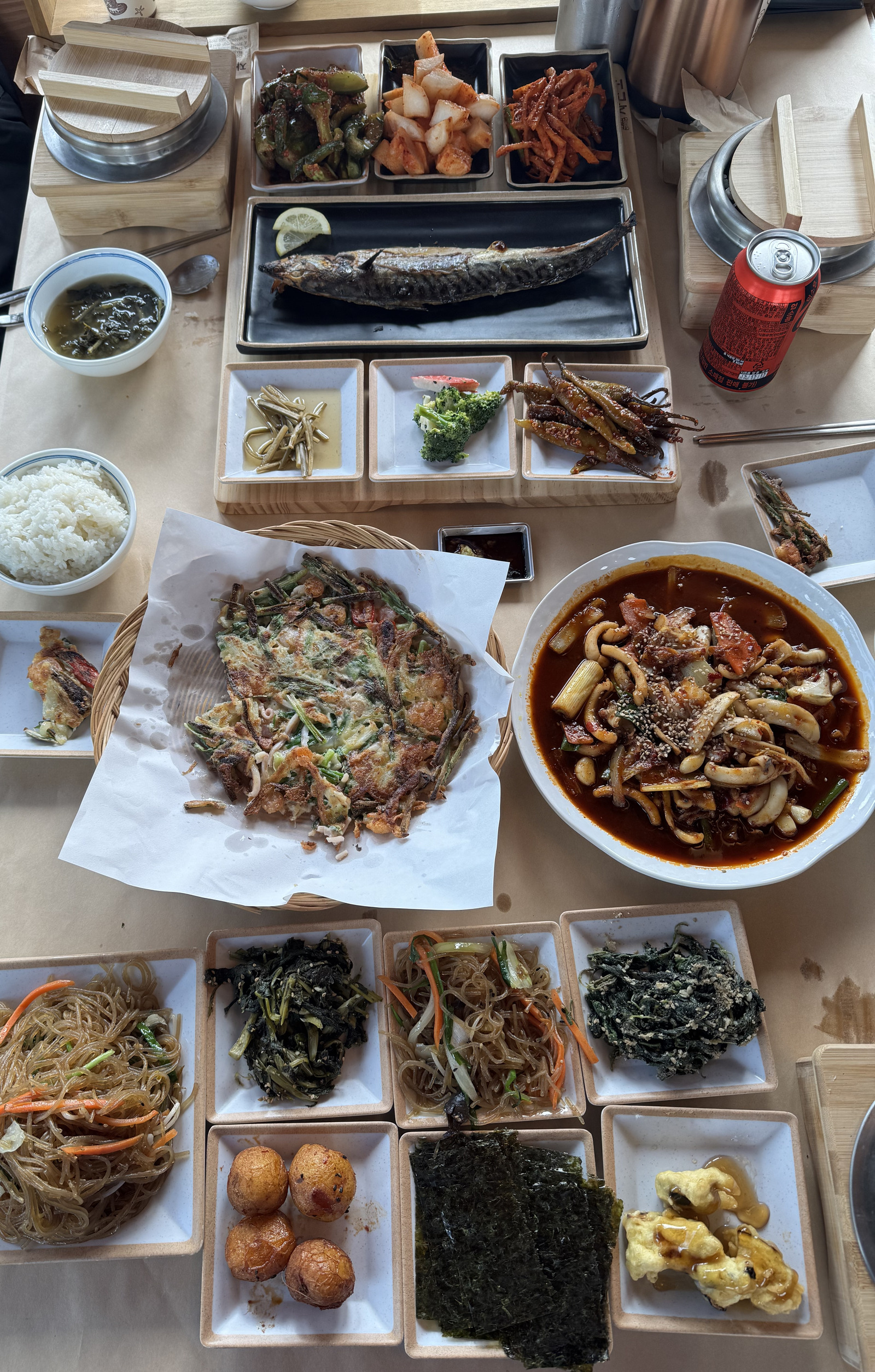 주요리와 반찬이 한 상 가득 깔린 자반고 상차림