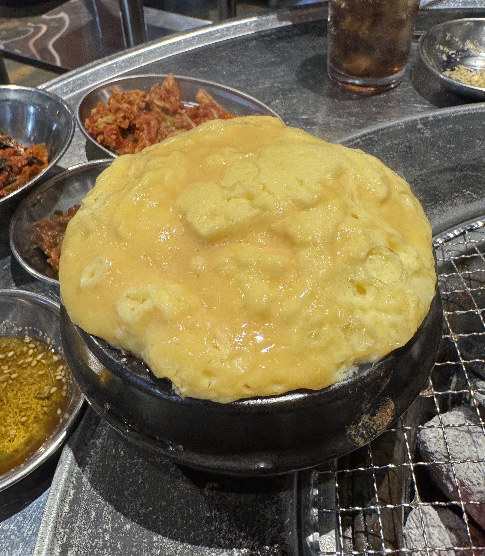 뚝배기 위로 둥글게 부풀어 오른 계란찜